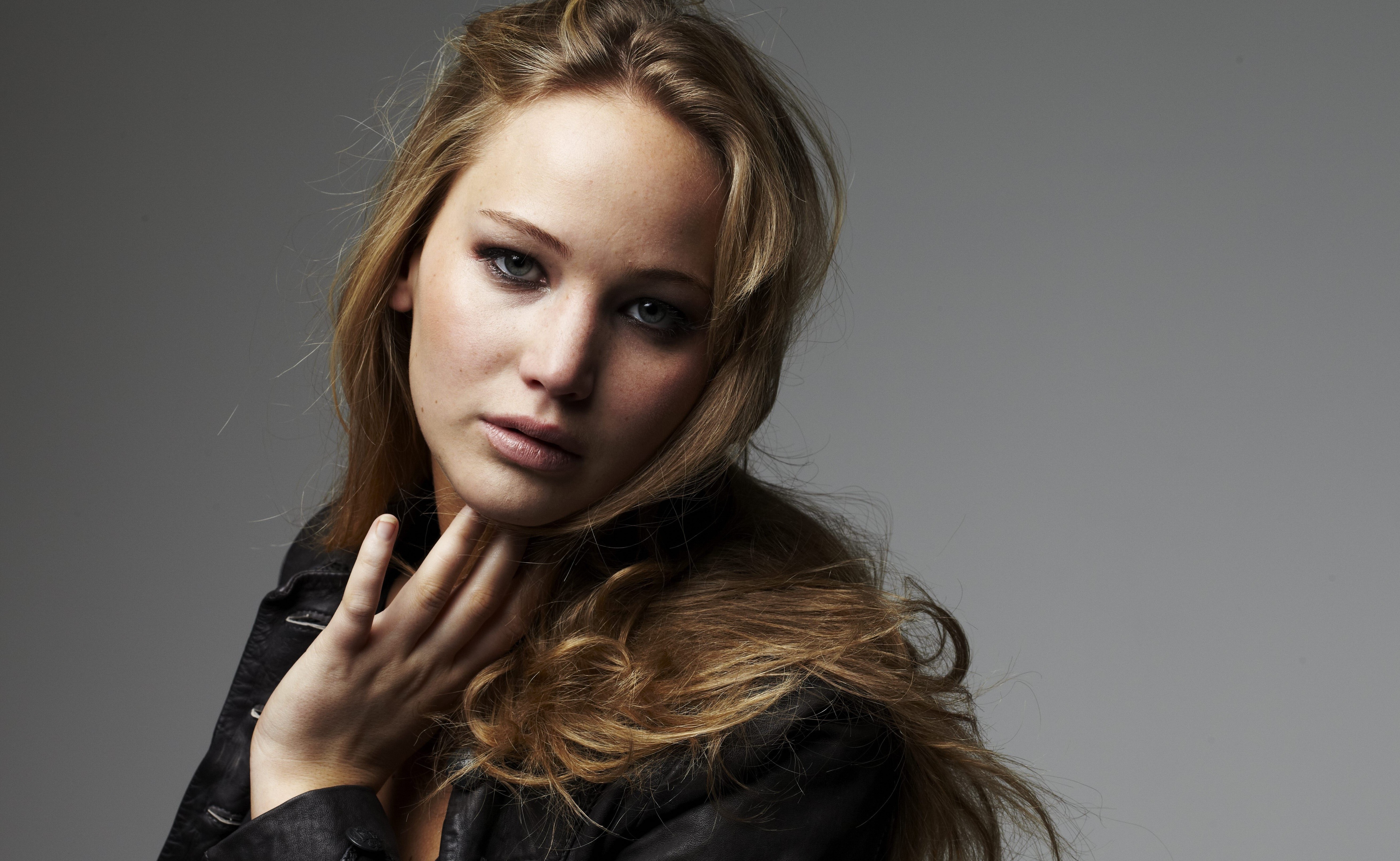 Jennifer Lawrence with dark blonde hair HD Wallpaper