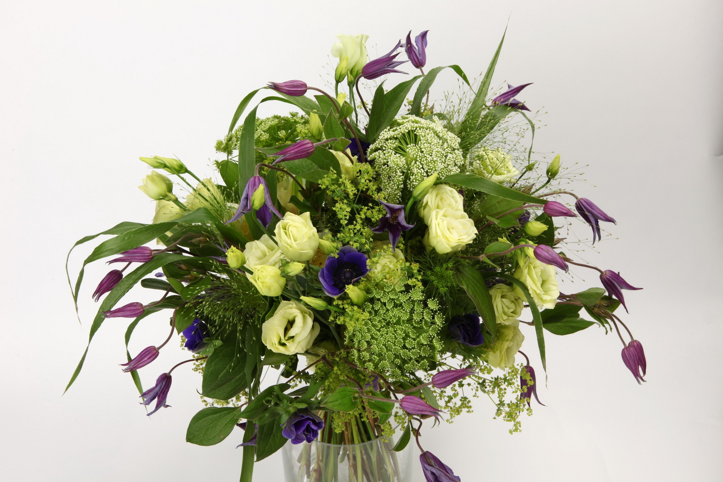 Bouquet of white roses and purple clematis HD Wallpaper