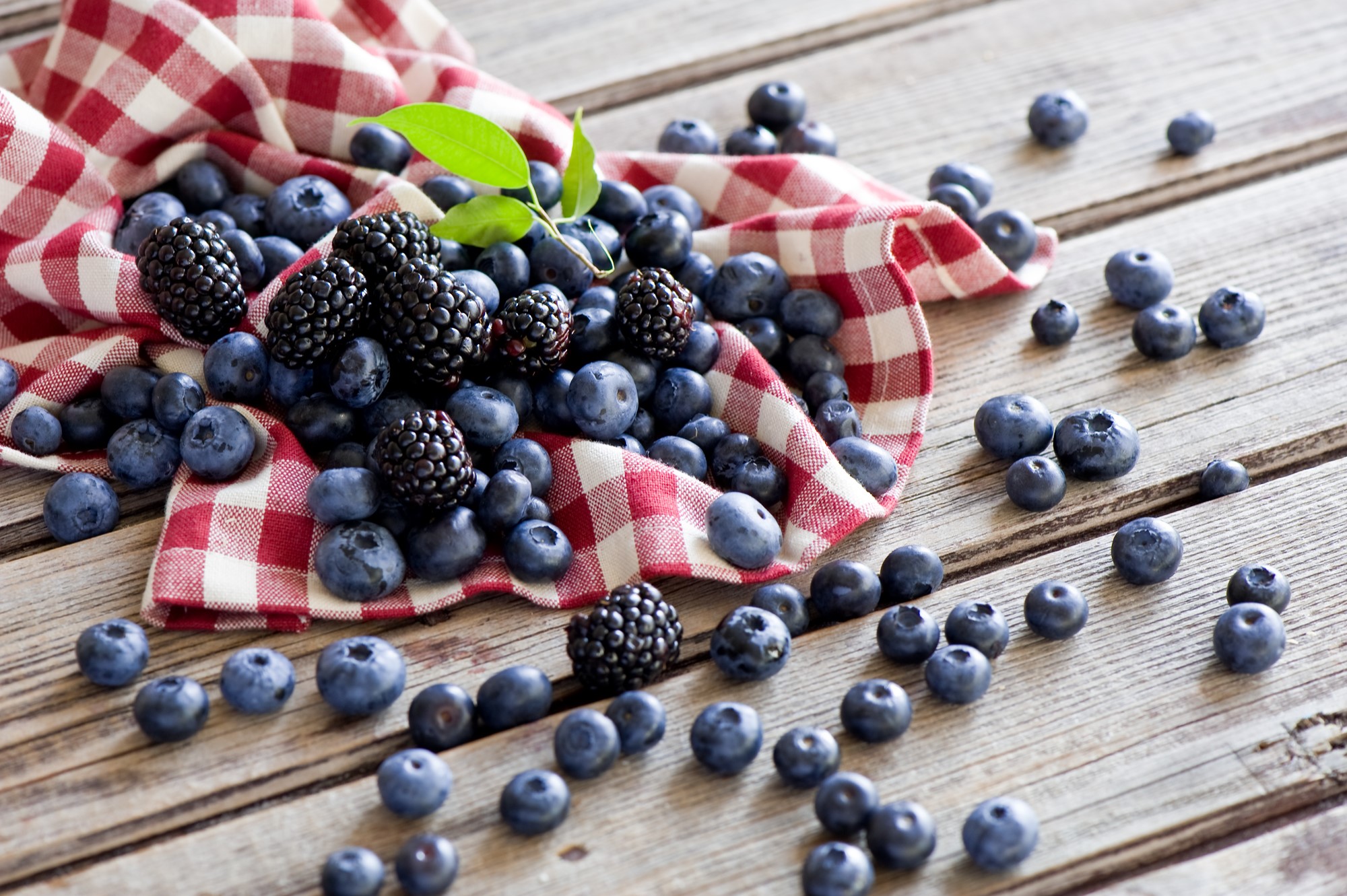 Blackberries and blueberries on wooden planks HD Wallpaper