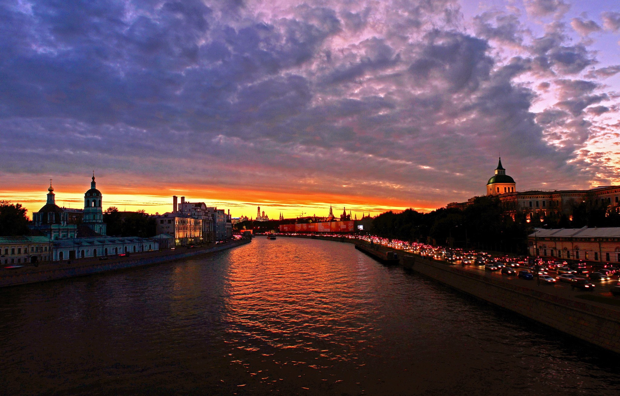 Moscow River at sunset with Kremlin and traffic HD Wallpaper