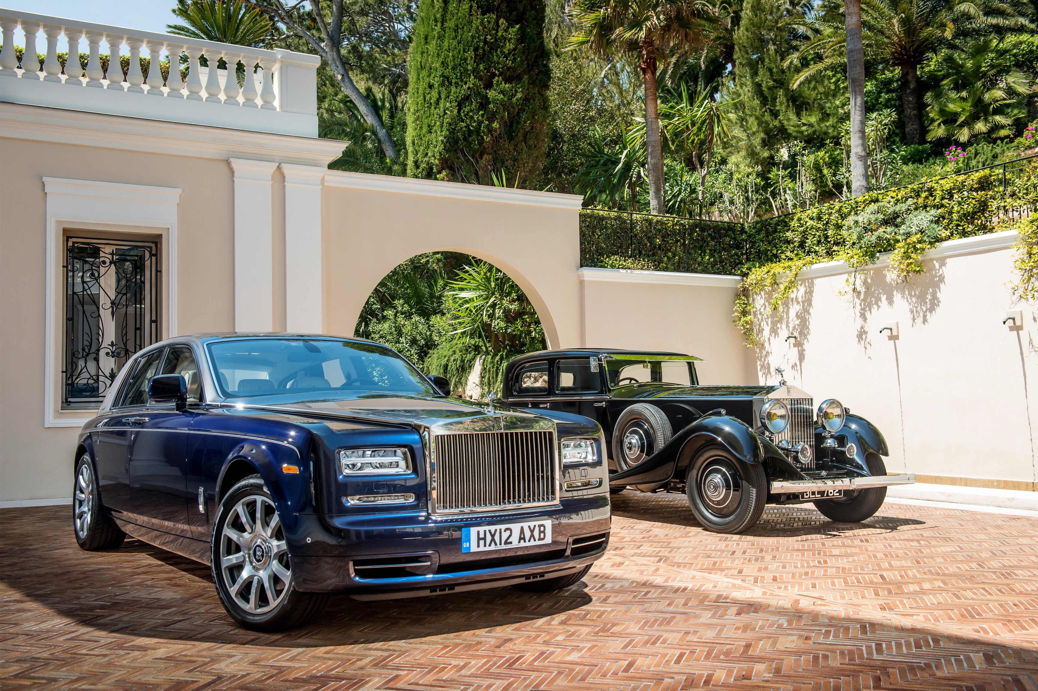 Rolls-Royce Phantom Series II and vintage Rolls-Royce HD Wallpaper