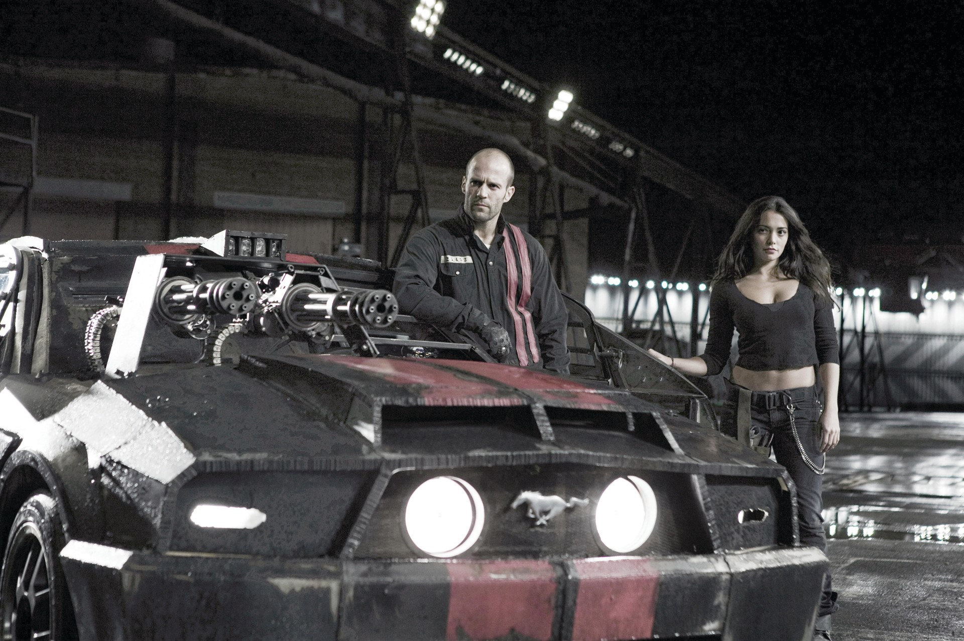 Death Race: Jason Statham and woman with machine gun car HD Wallpaper