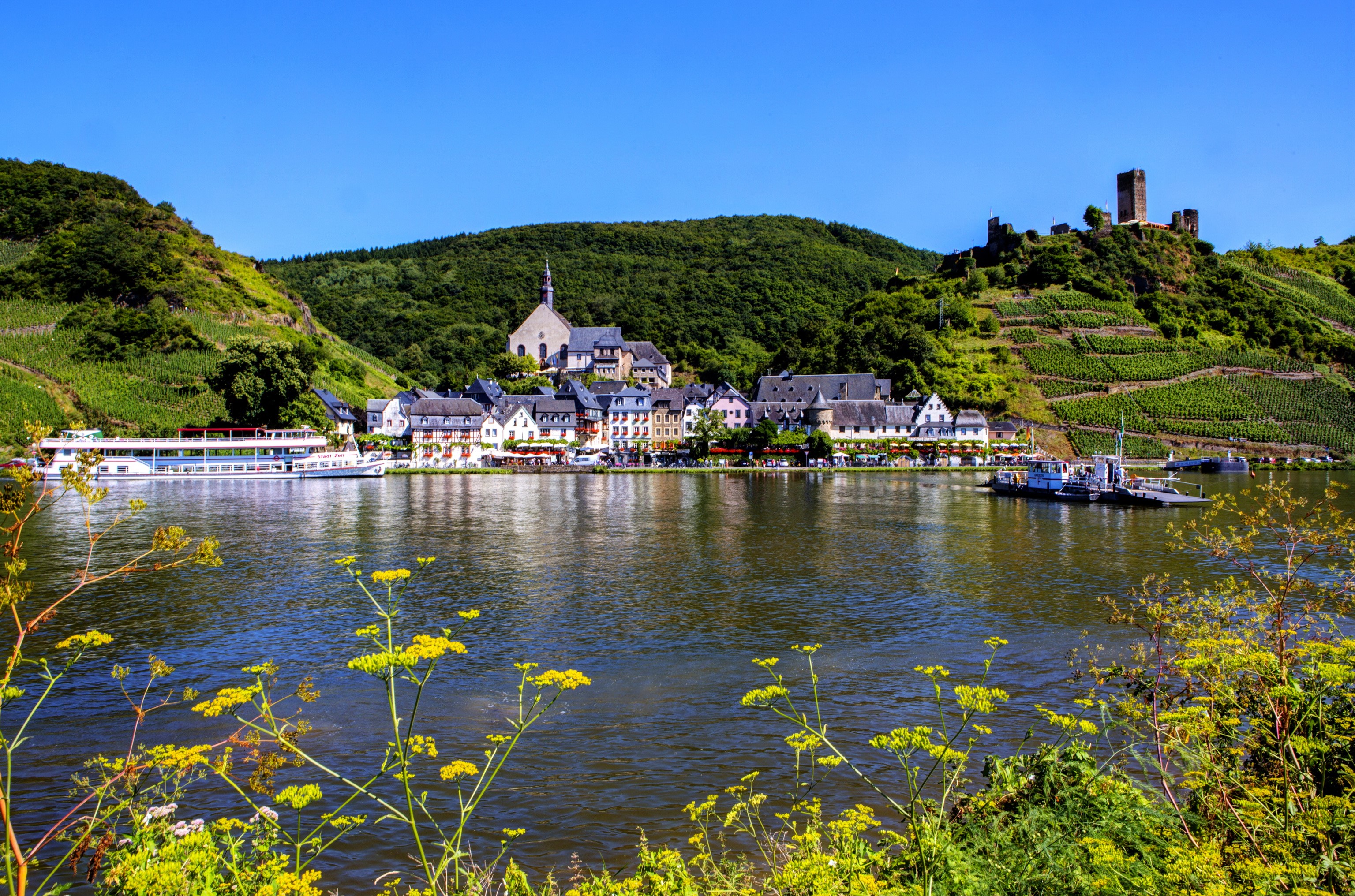 Ellenz-Poltersdorf, Germany riverfront with castle ruins HD Wallpaper