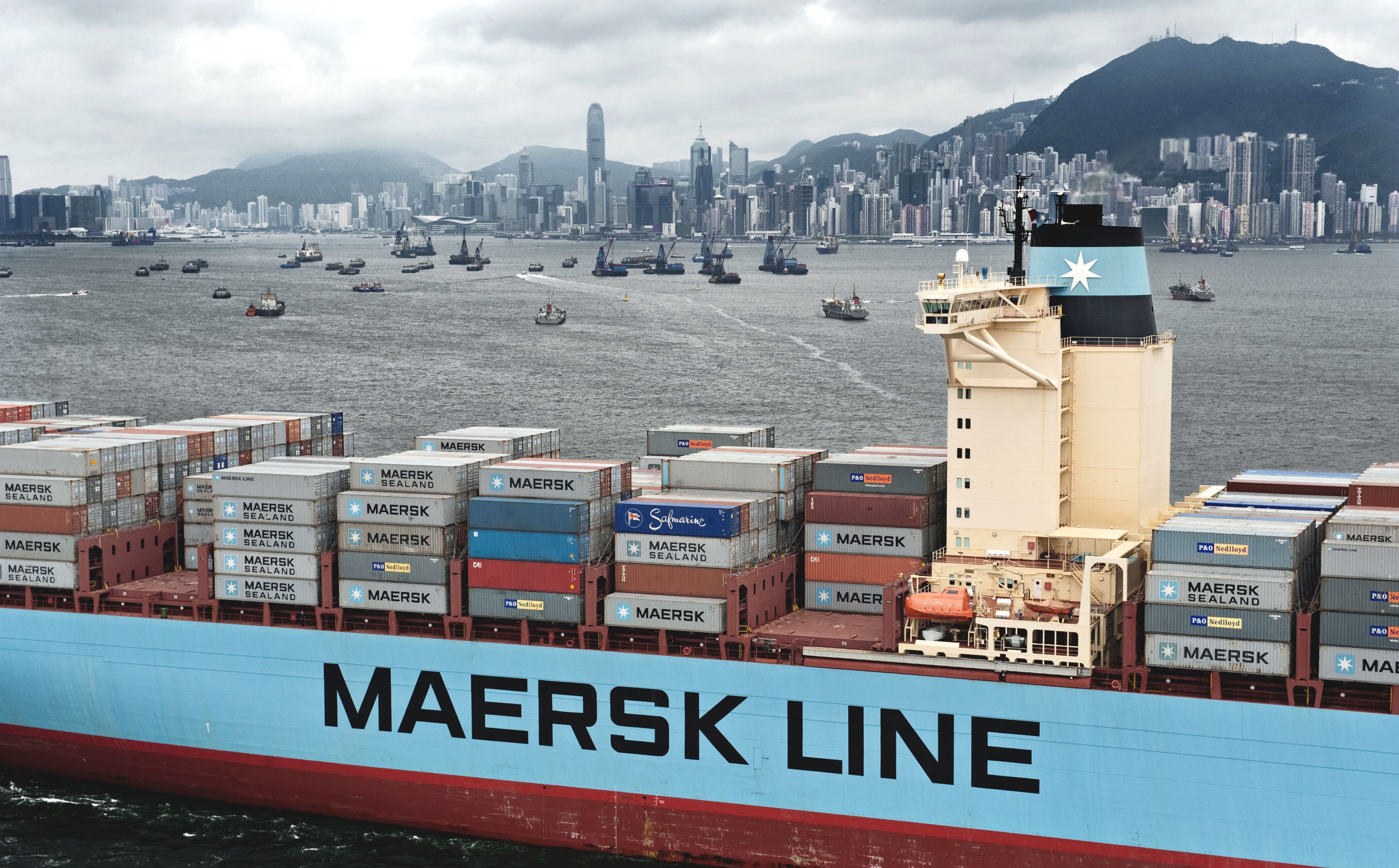 Maersk Line container ship in Hong Kong harbor HD Wallpaper