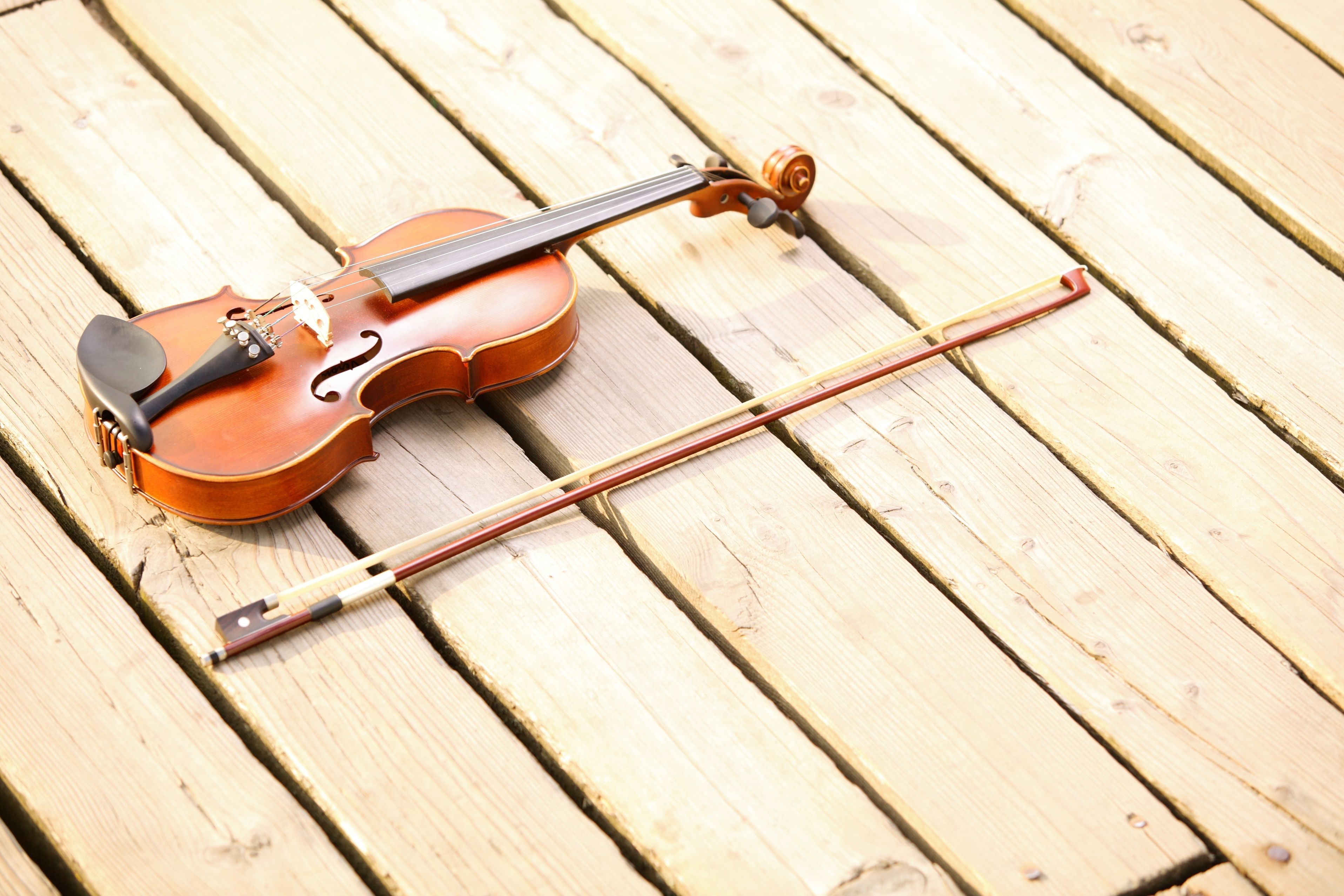 Violin and bow on wooden planks HD Wallpaper