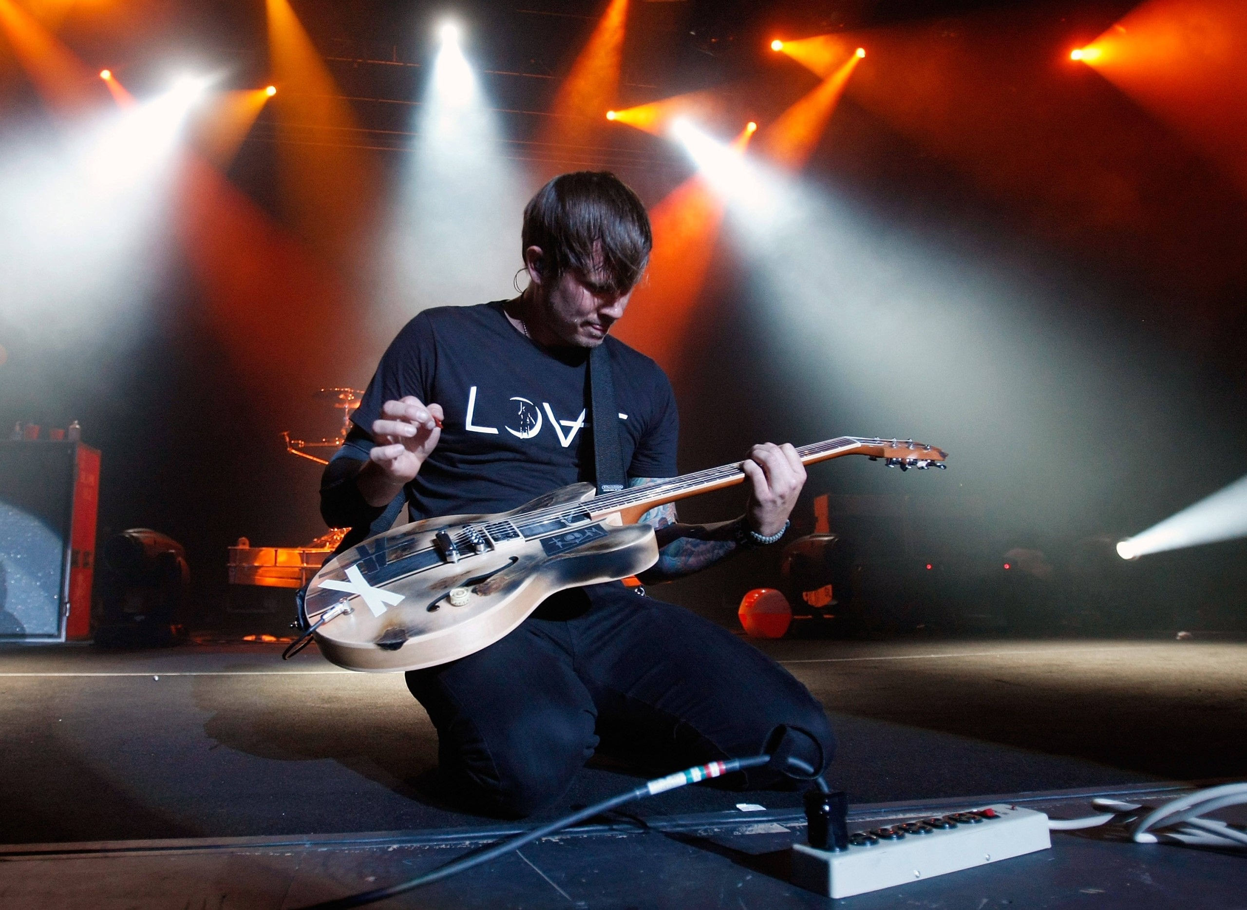 Tom DeLonge from Blink 182 playing guitar on stage HD Wallpaper