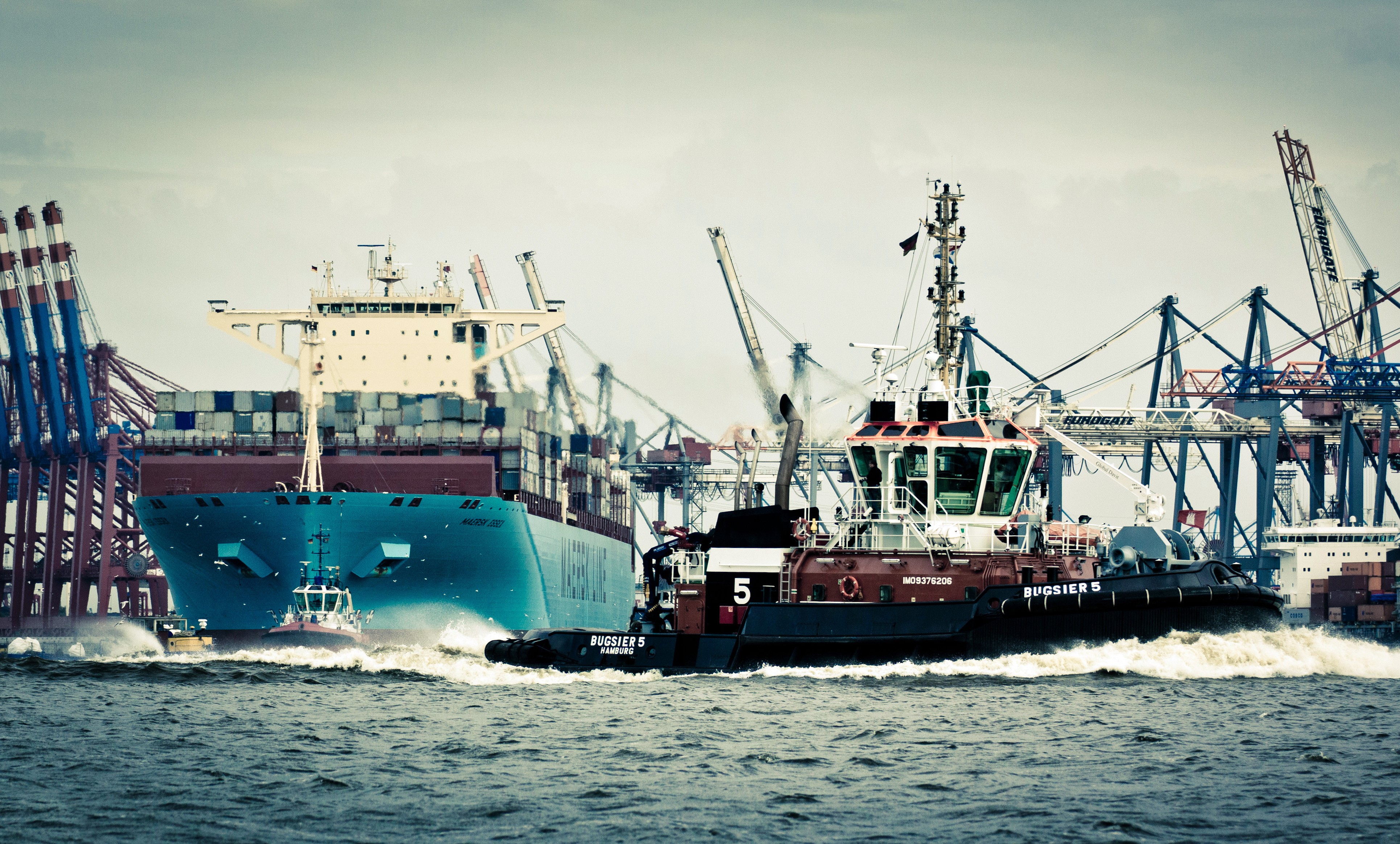 4K Maersk Line Essex Container Ship and Tugboats HD Wallpaper