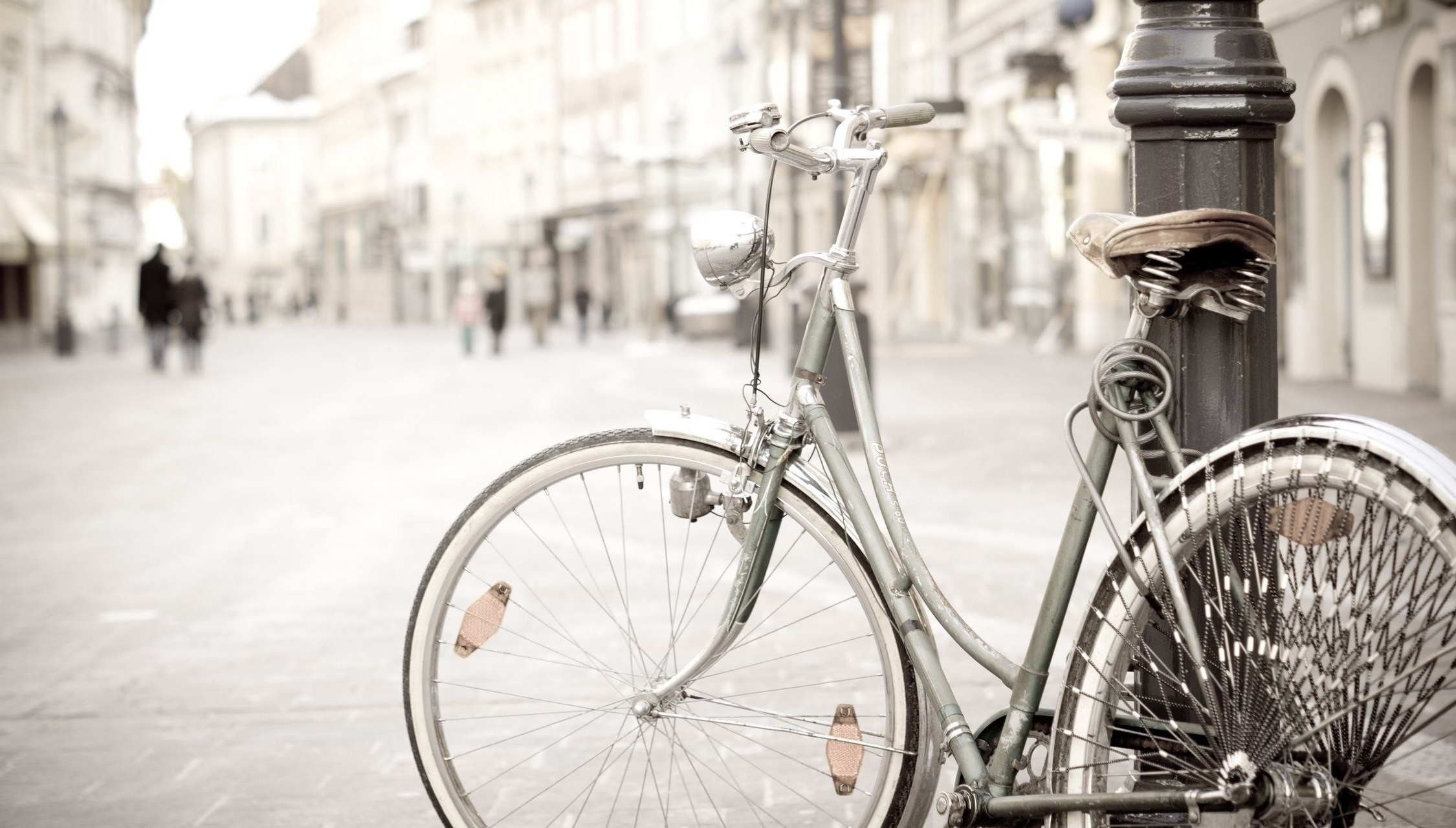 Vintage bicycle parked on a city street HD Wallpaper