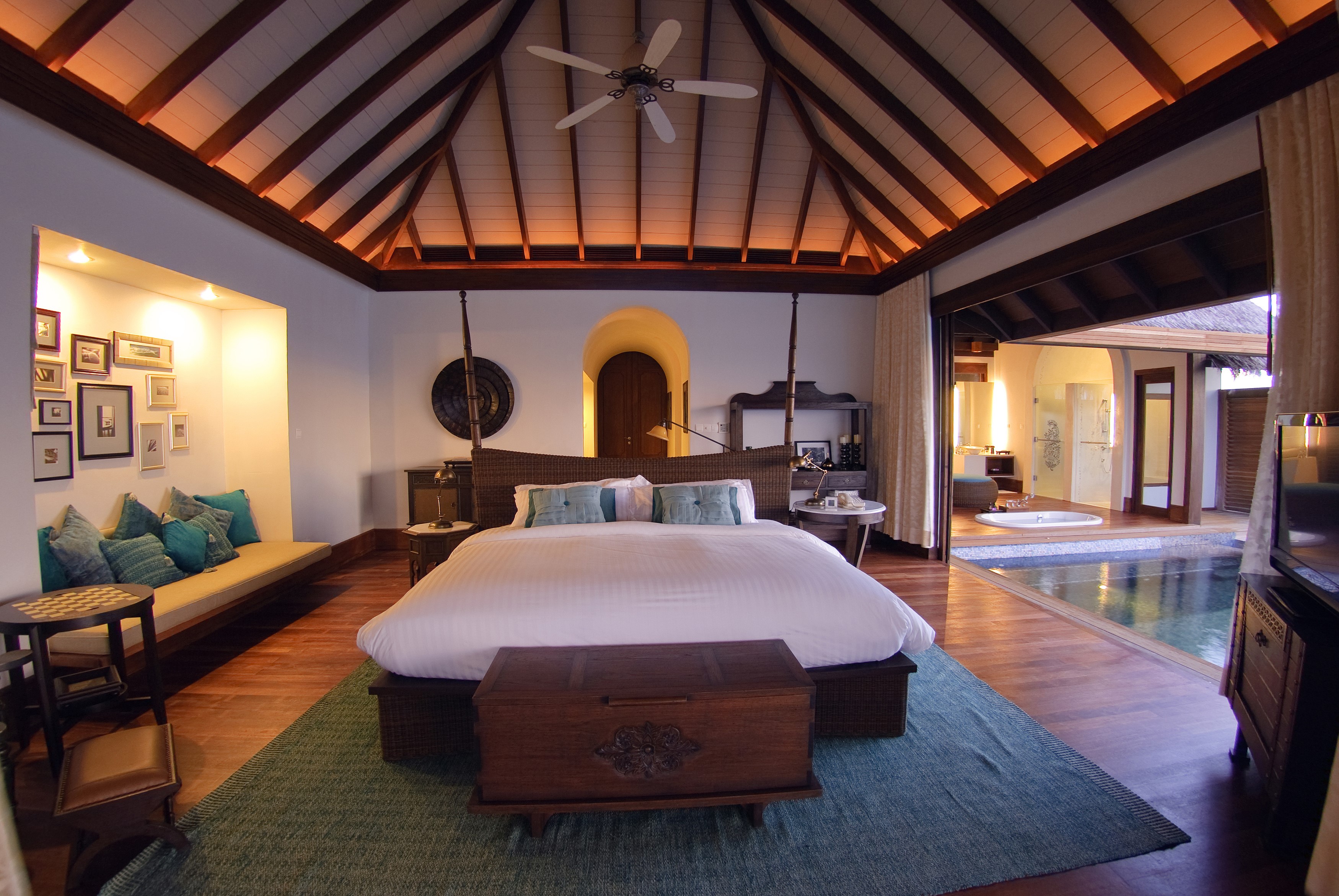 Luxury bedroom with a private pool and open-air bathroom HD Wallpaper