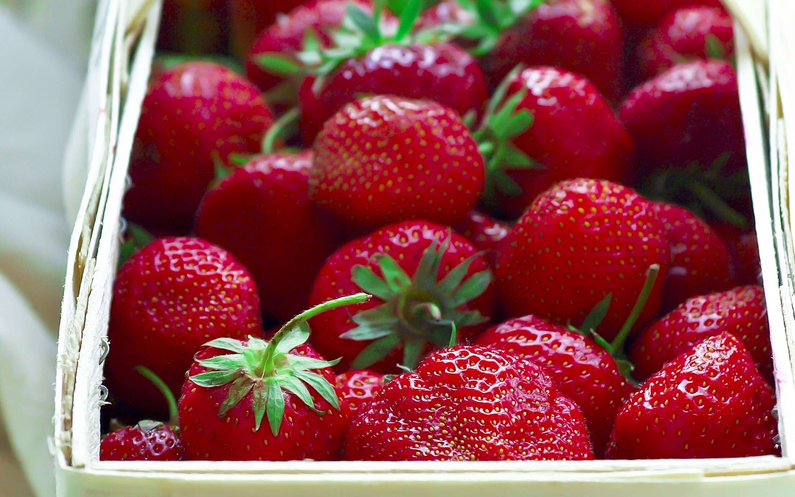 Basket of fresh strawberries HD Wallpaper