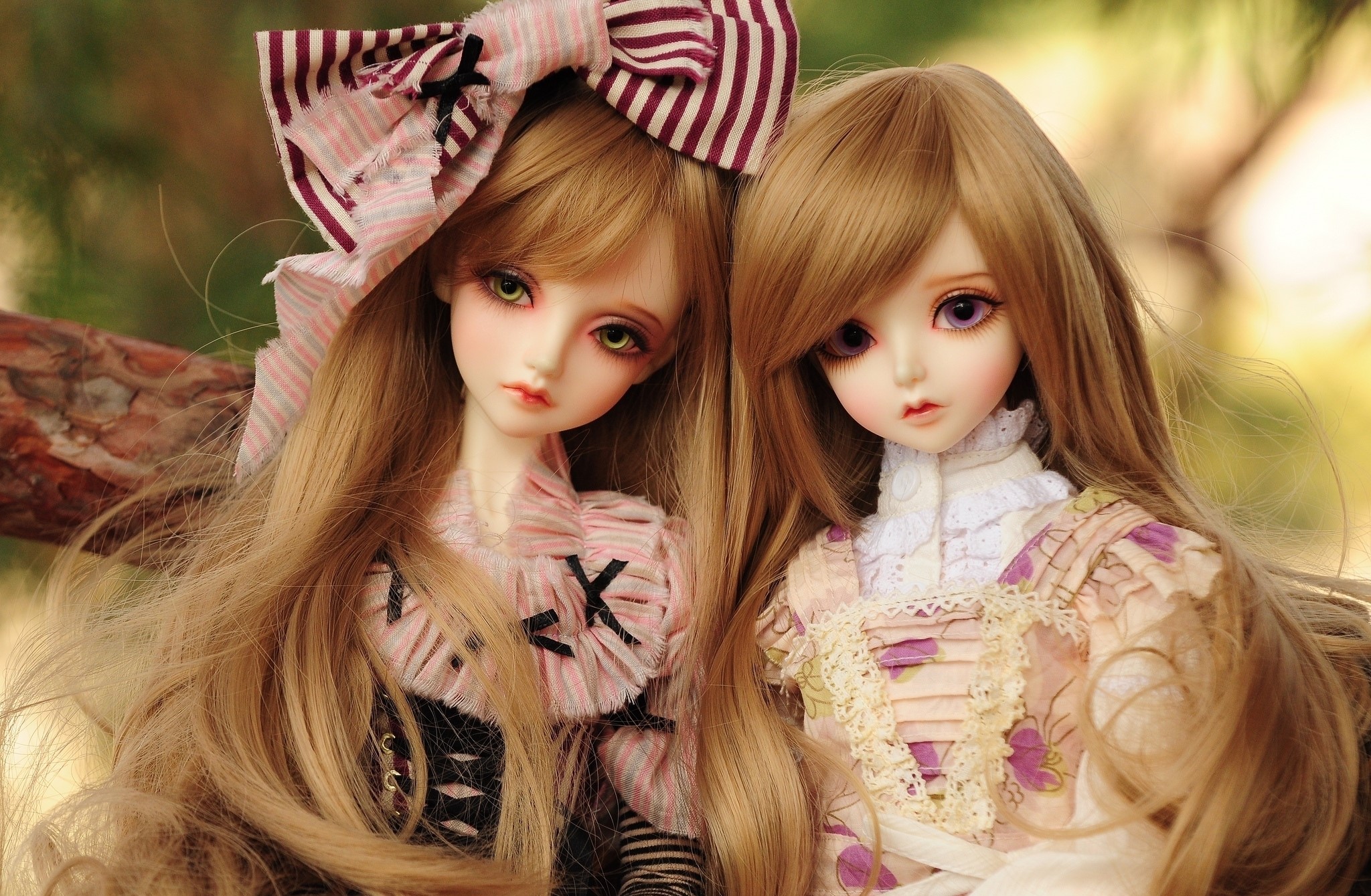 Two dolls with long blonde hair and bows HD Wallpaper