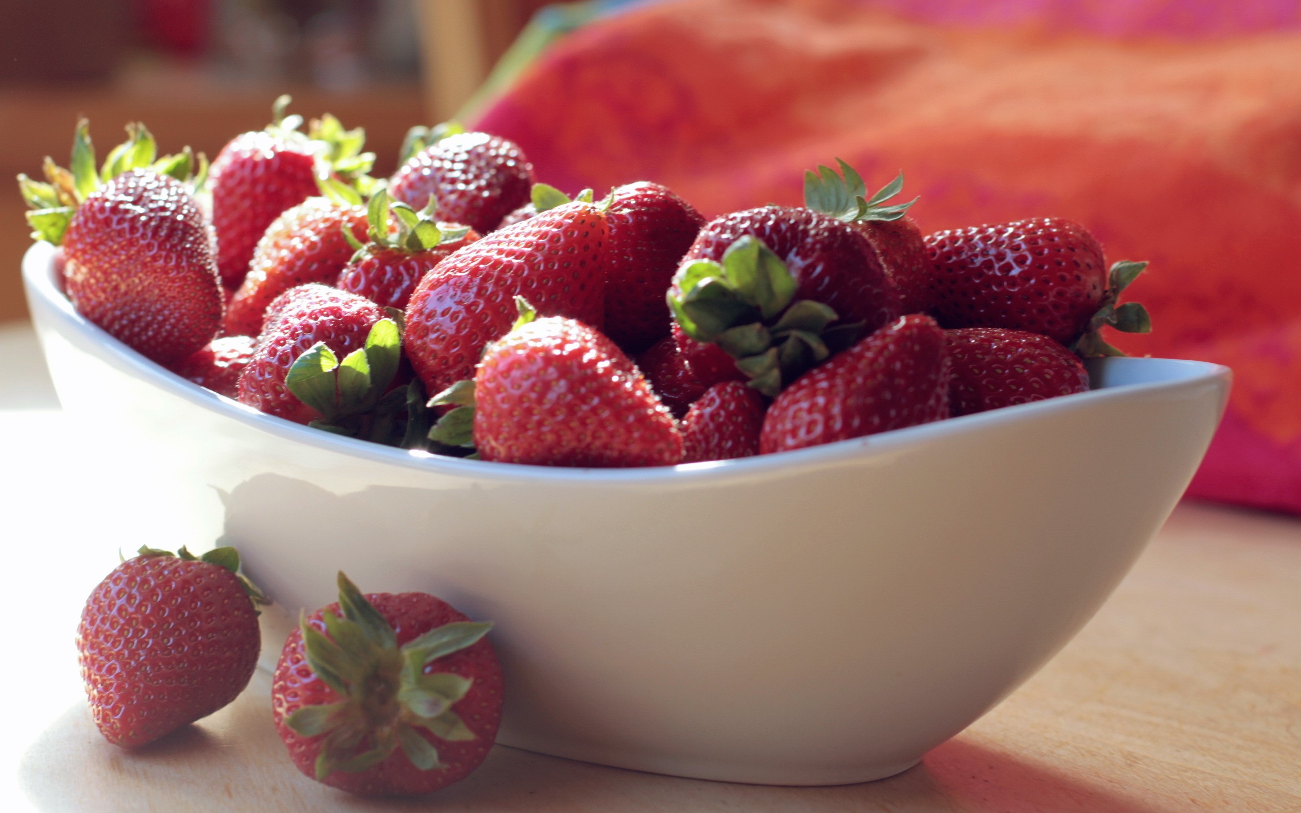 Bowl of fresh strawberries HD Wallpaper