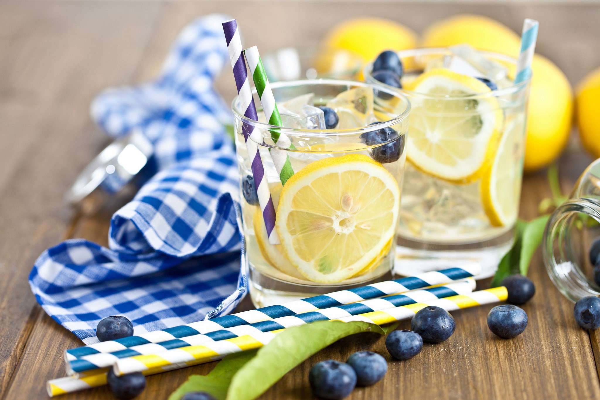 Lemon and blueberry drinks with straws HD Wallpaper