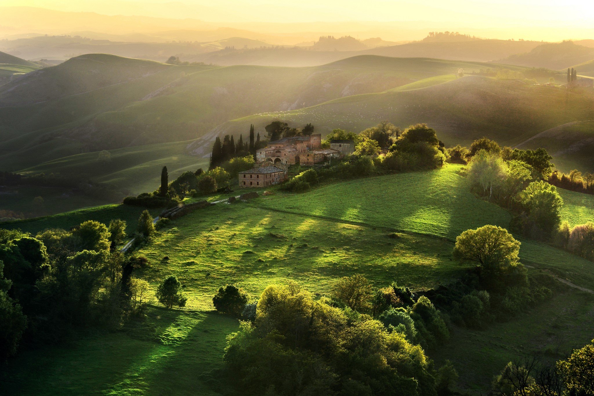 Tuscan hills with a farmhouse at sunset HD Wallpaper