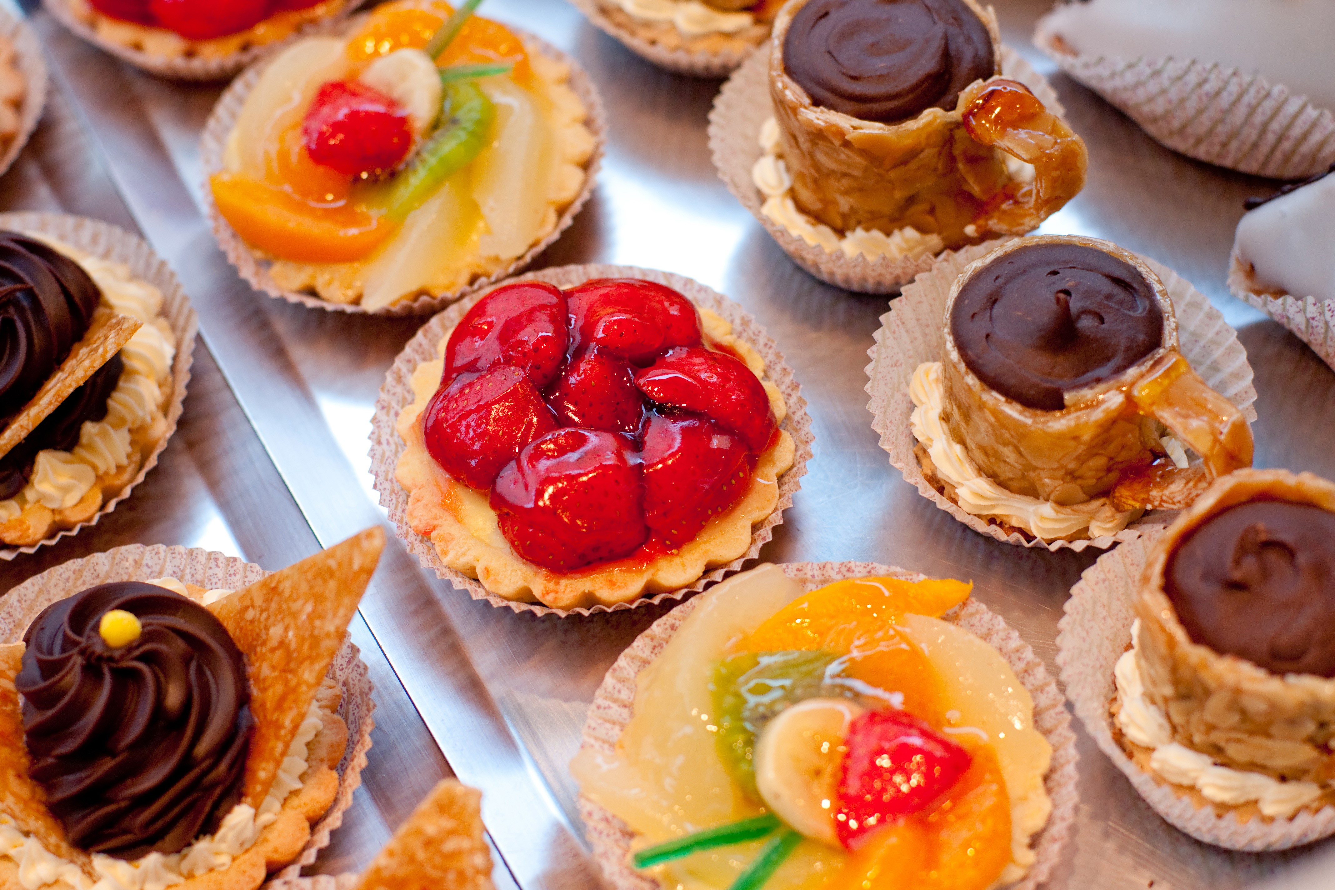 Assortment of small cakes and pastries HD Wallpaper