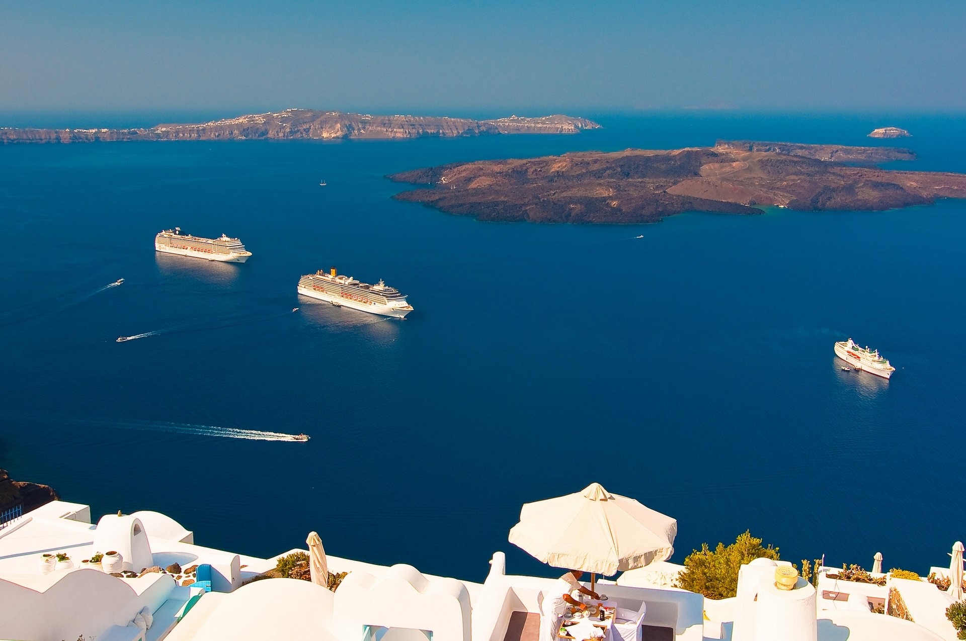 Cruise ships in Santorini, Greece from above HD Wallpaper