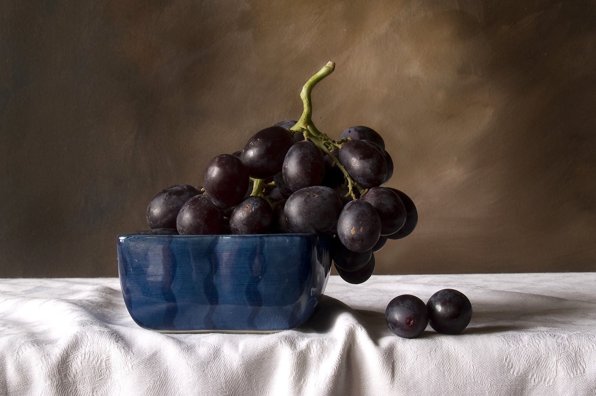 Grapes in a blue bowl on a white tablecloth HD Wallpaper