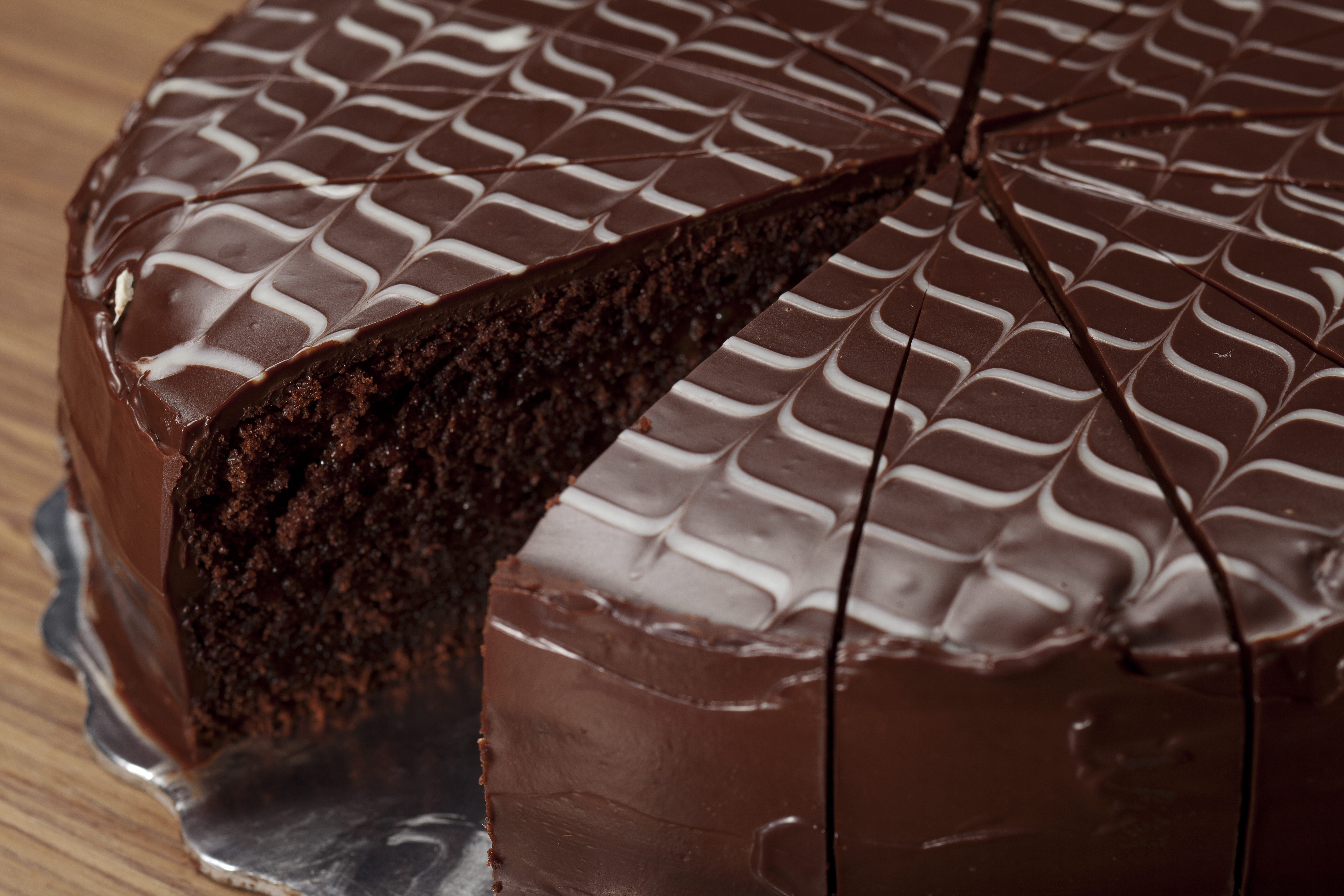 Chocolate cake with white icing decoration HD Wallpaper