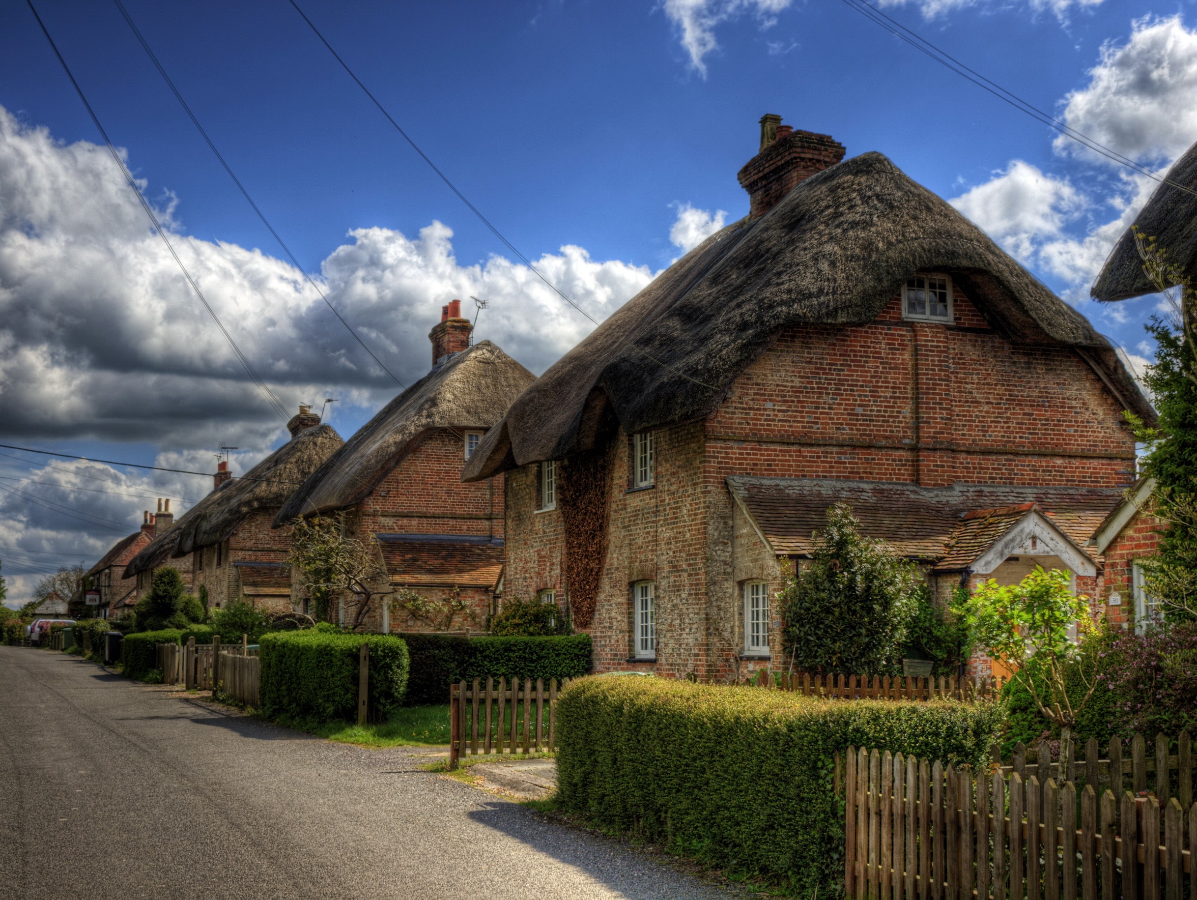Thatched roof cottages on a street in Winchester, Hampshire, England HD Wallpaper
