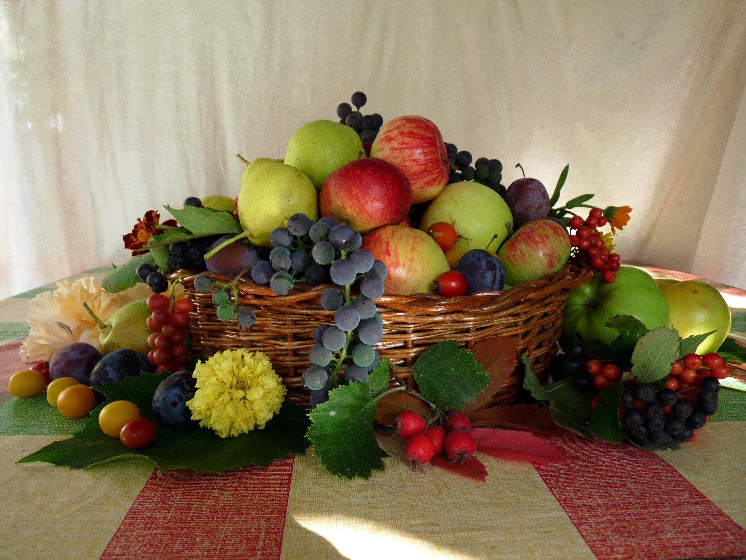 Fruit in a wicker basket with flowers HD Wallpaper