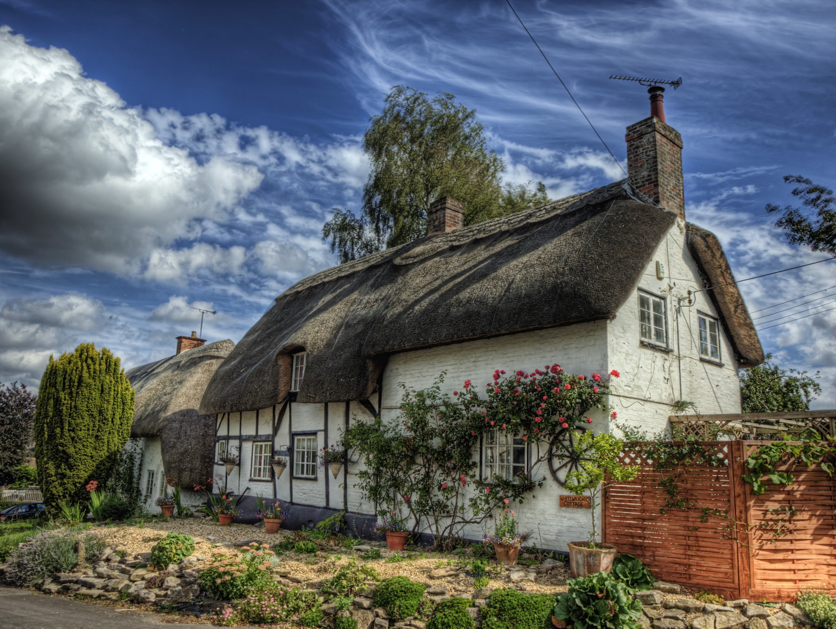 Thatched roof cottage in Winchester, Hampshire, England HD Wallpaper