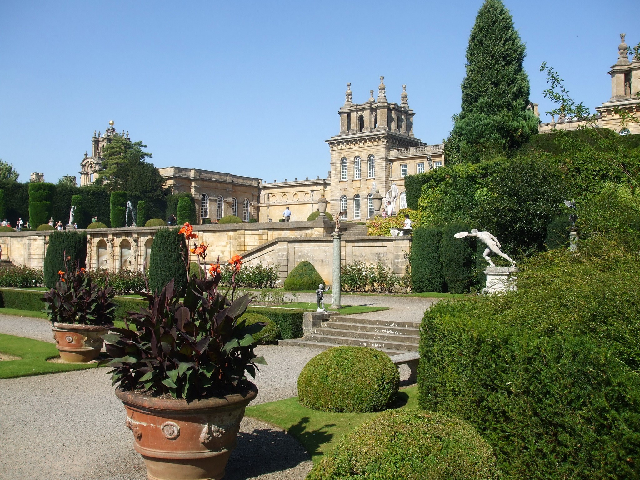 Blenheim Palace gardens with statues and fountains HD Wallpaper
