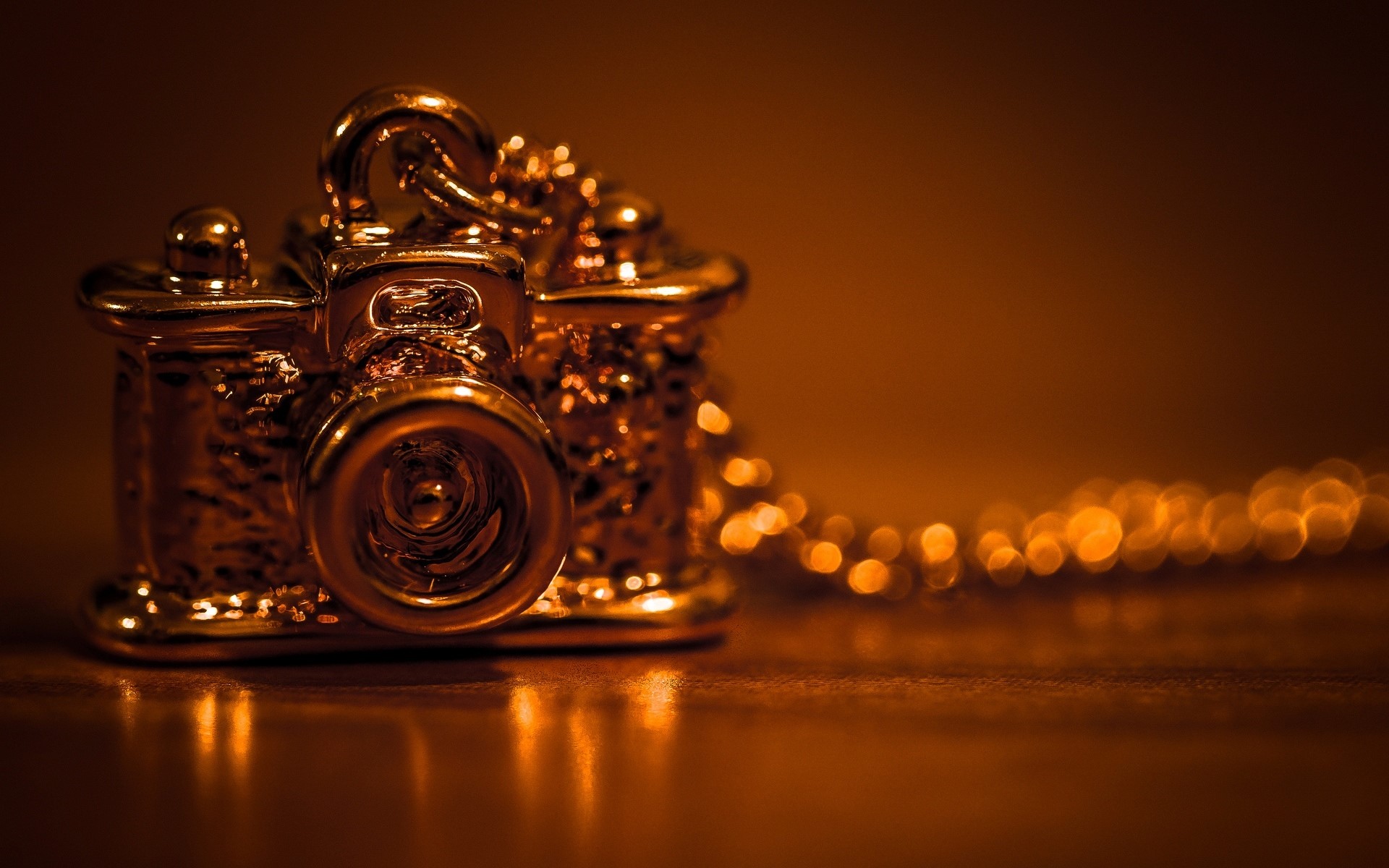 Gold camera pendant on a chain HD Wallpaper