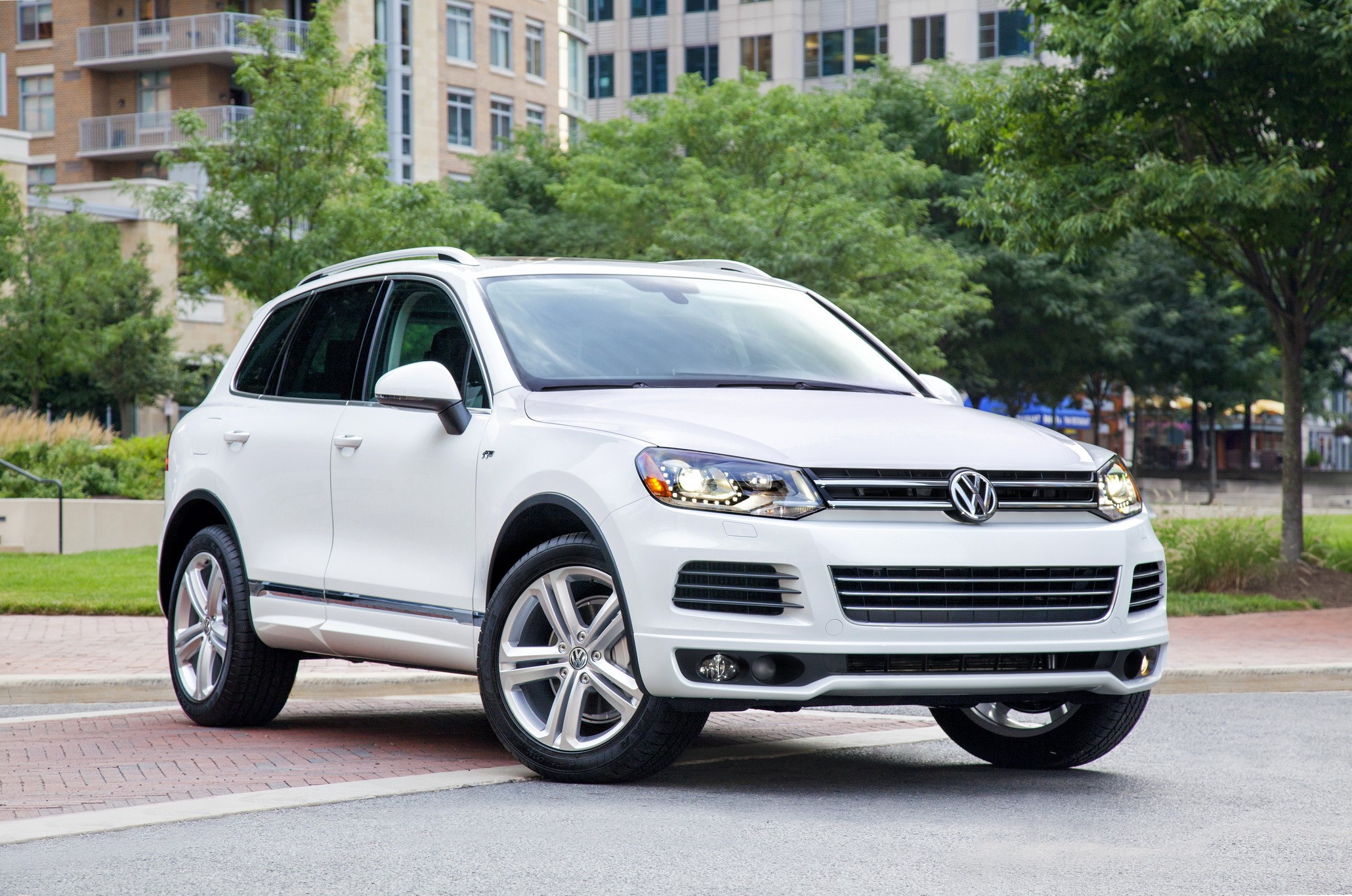 White 2014 Volkswagen Touareg V6 TDI R-Line HD Wallpaper