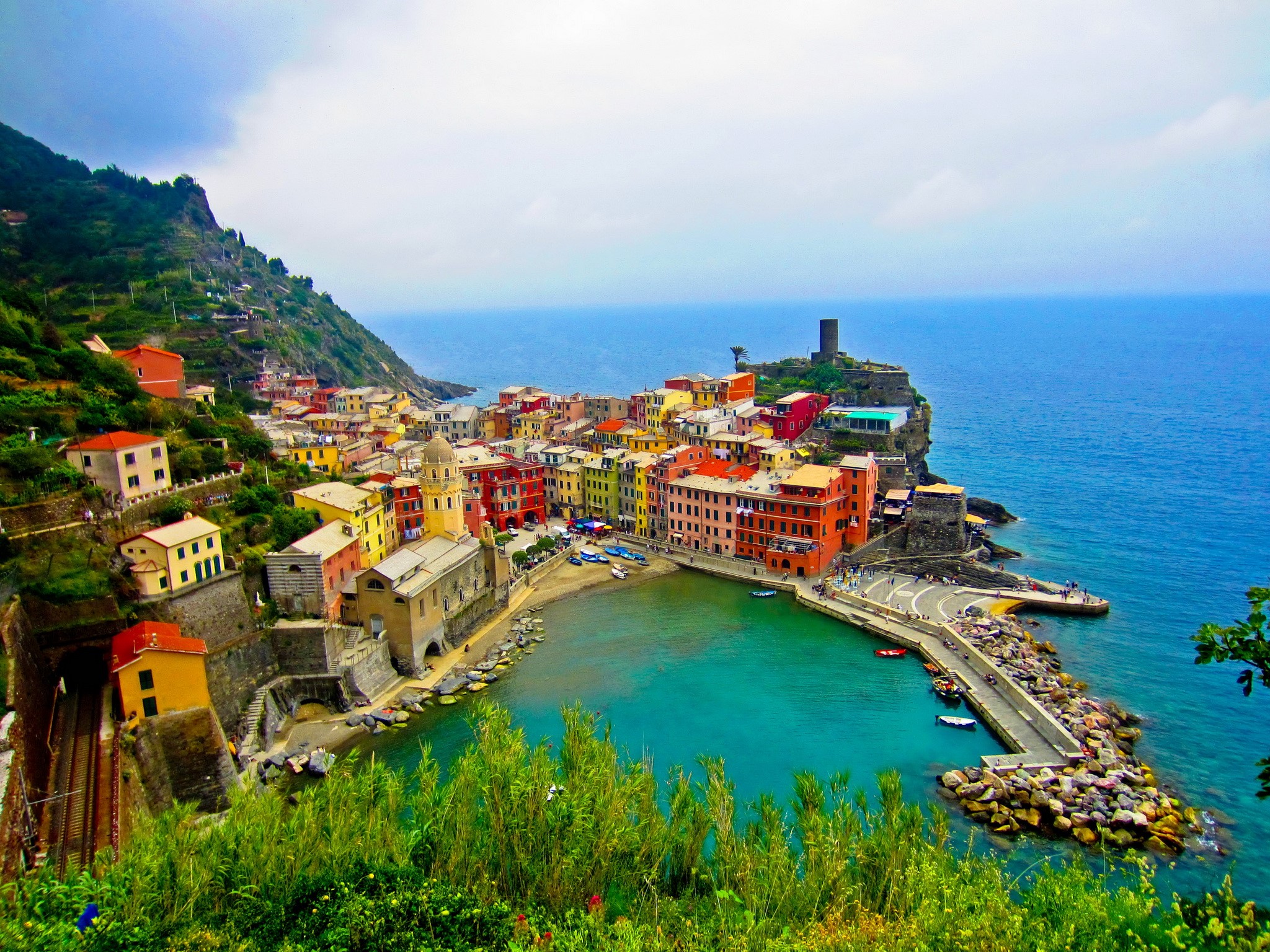 Vernazza, Cinque Terre, Italy, colorful houses on the coast HD Wallpaper