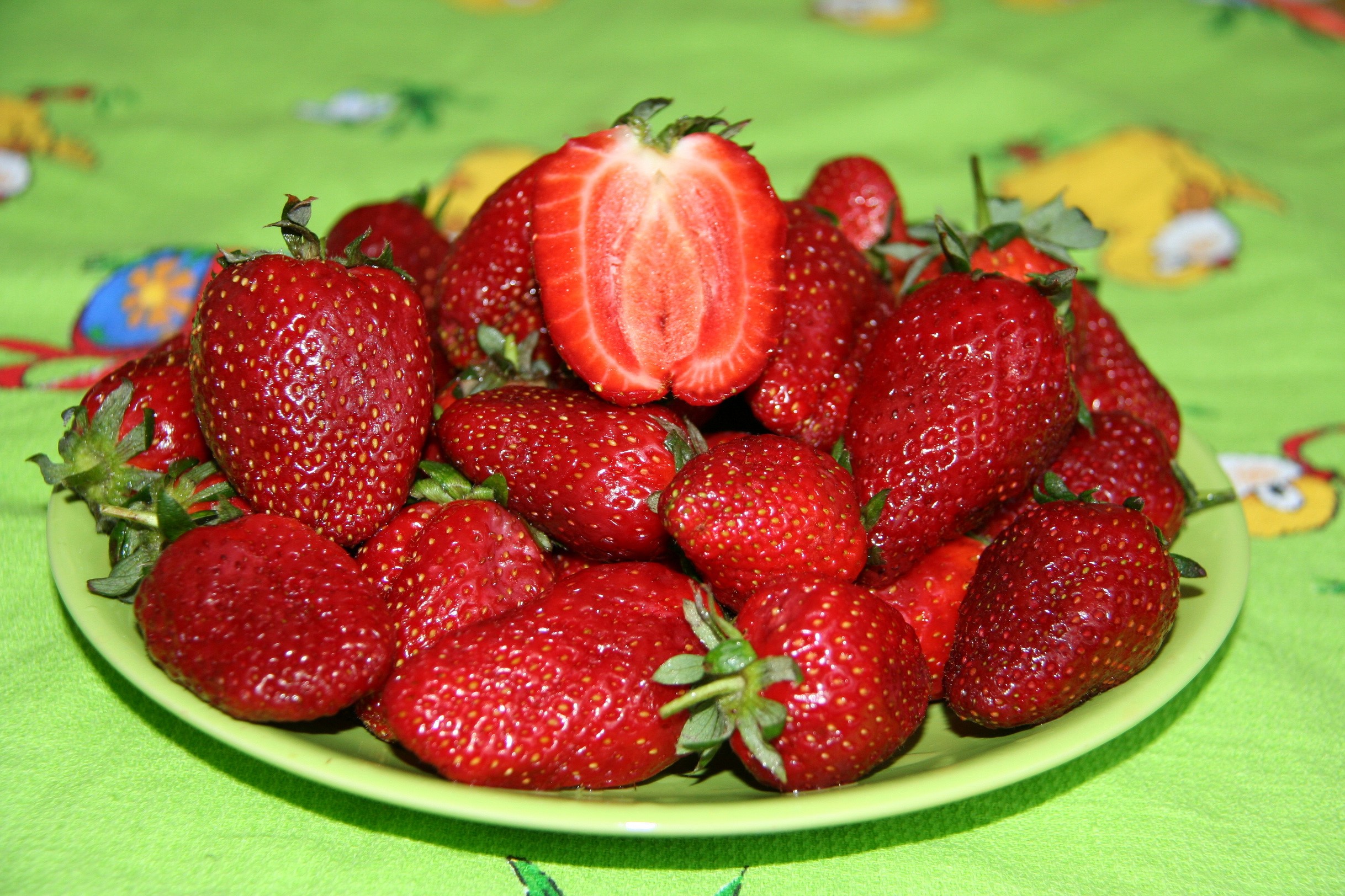 Plate of fresh strawberries HD Wallpaper