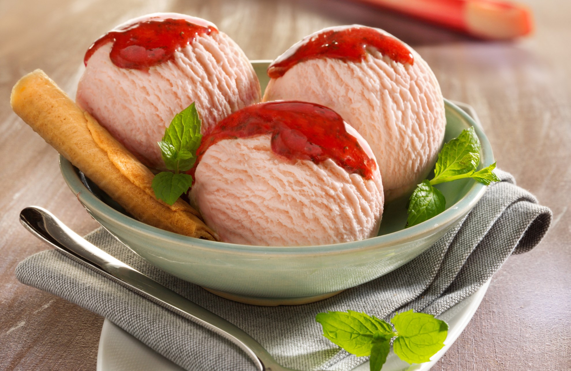 Strawberry ice cream scoops with sauce and wafer HD Wallpaper