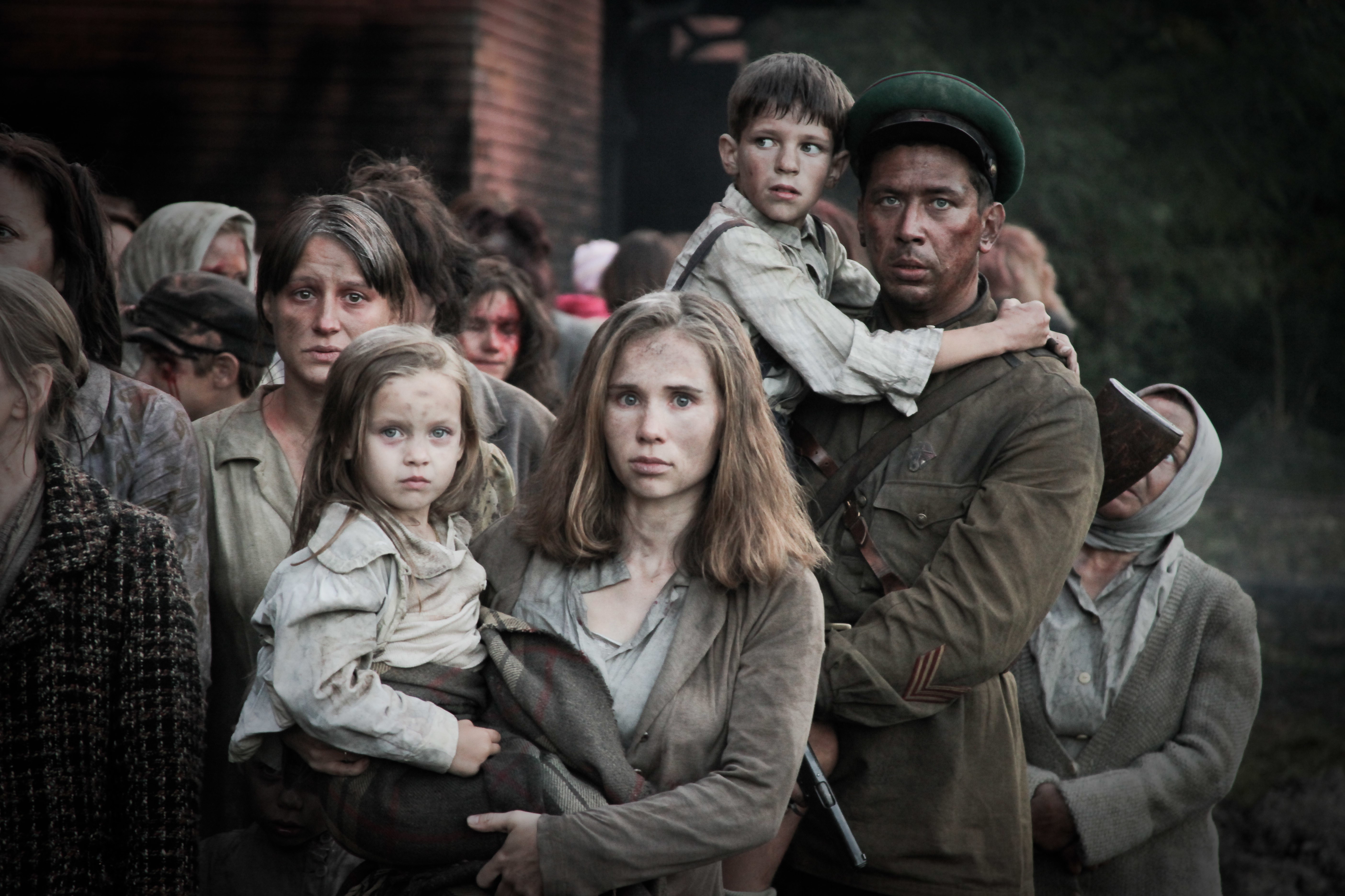 People in a crowd, some appear distressed HD Wallpaper