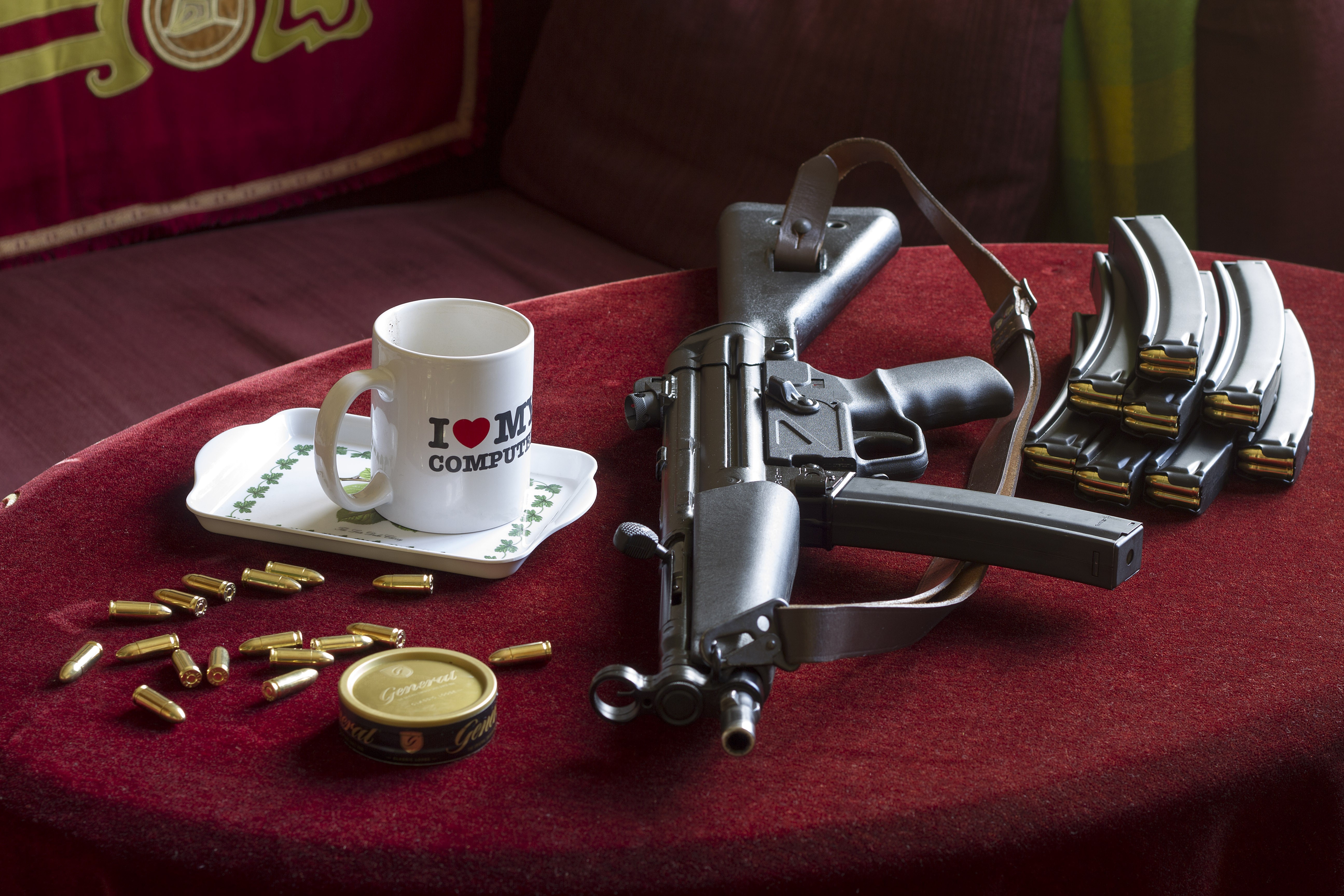 HK MP5 with magazines, bullets, and I Love Computers mug HD Wallpaper