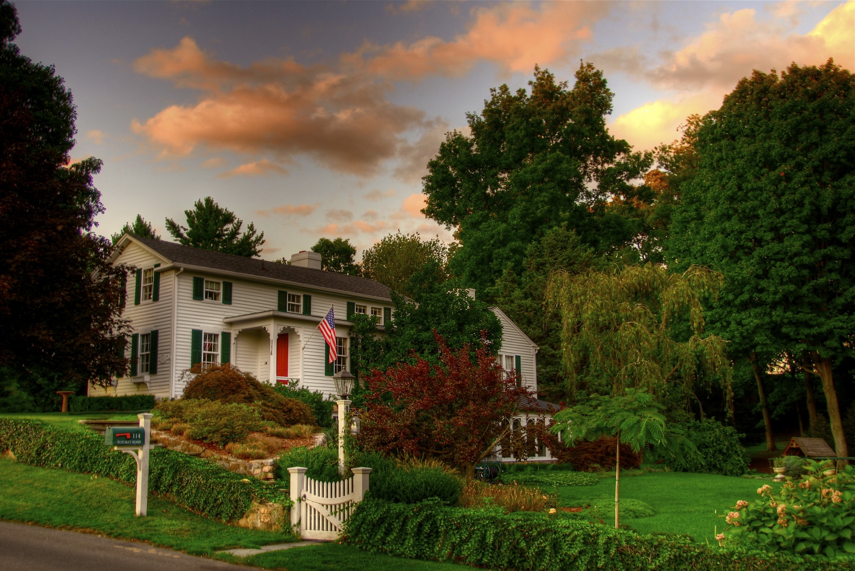 White house with American flag in Branford, Connecticut HD Wallpaper