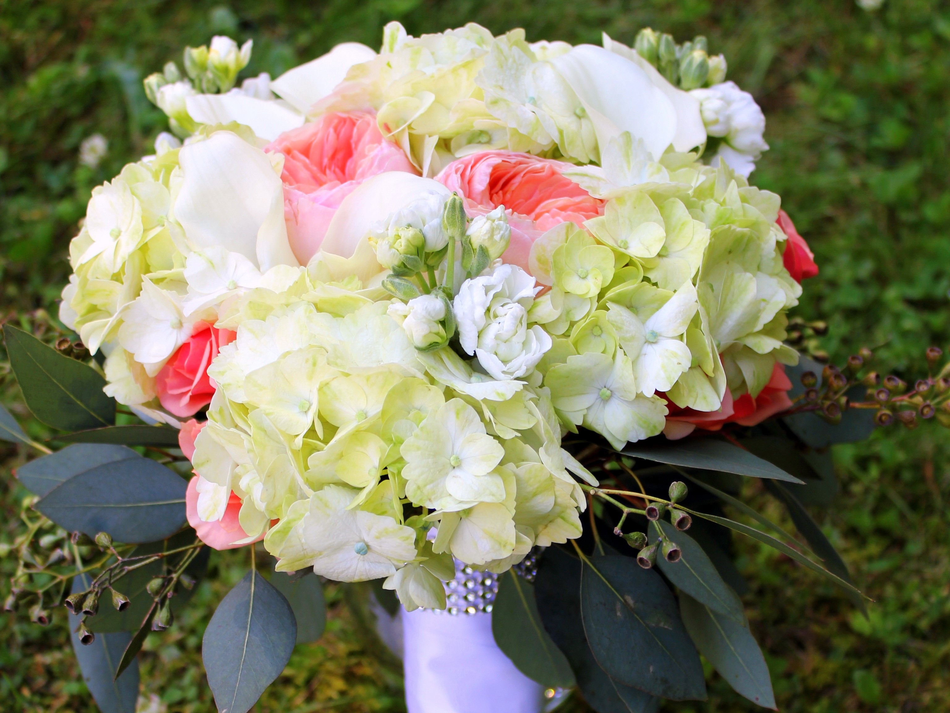 Bouquet of hydrangeas, roses, and eucalyptus HD Wallpaper