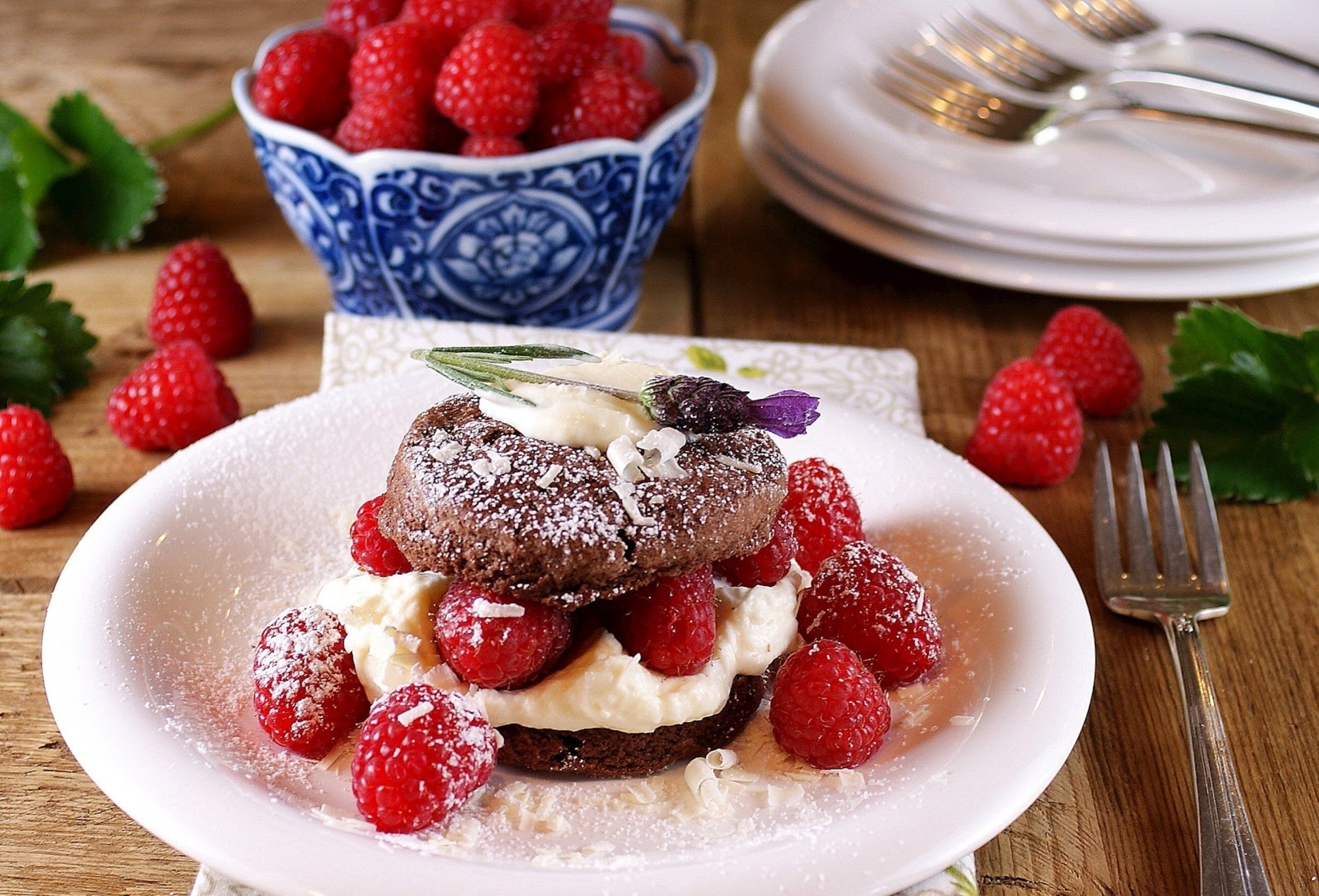 Chocolate cake with raspberries and cream HD Wallpaper