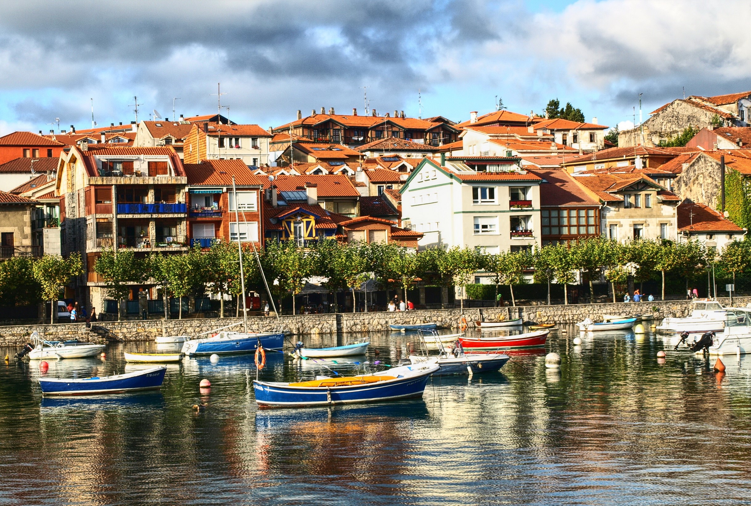 Boats docked in a harbor with houses in Plentzia-Mungia, Spain HD Wallpaper