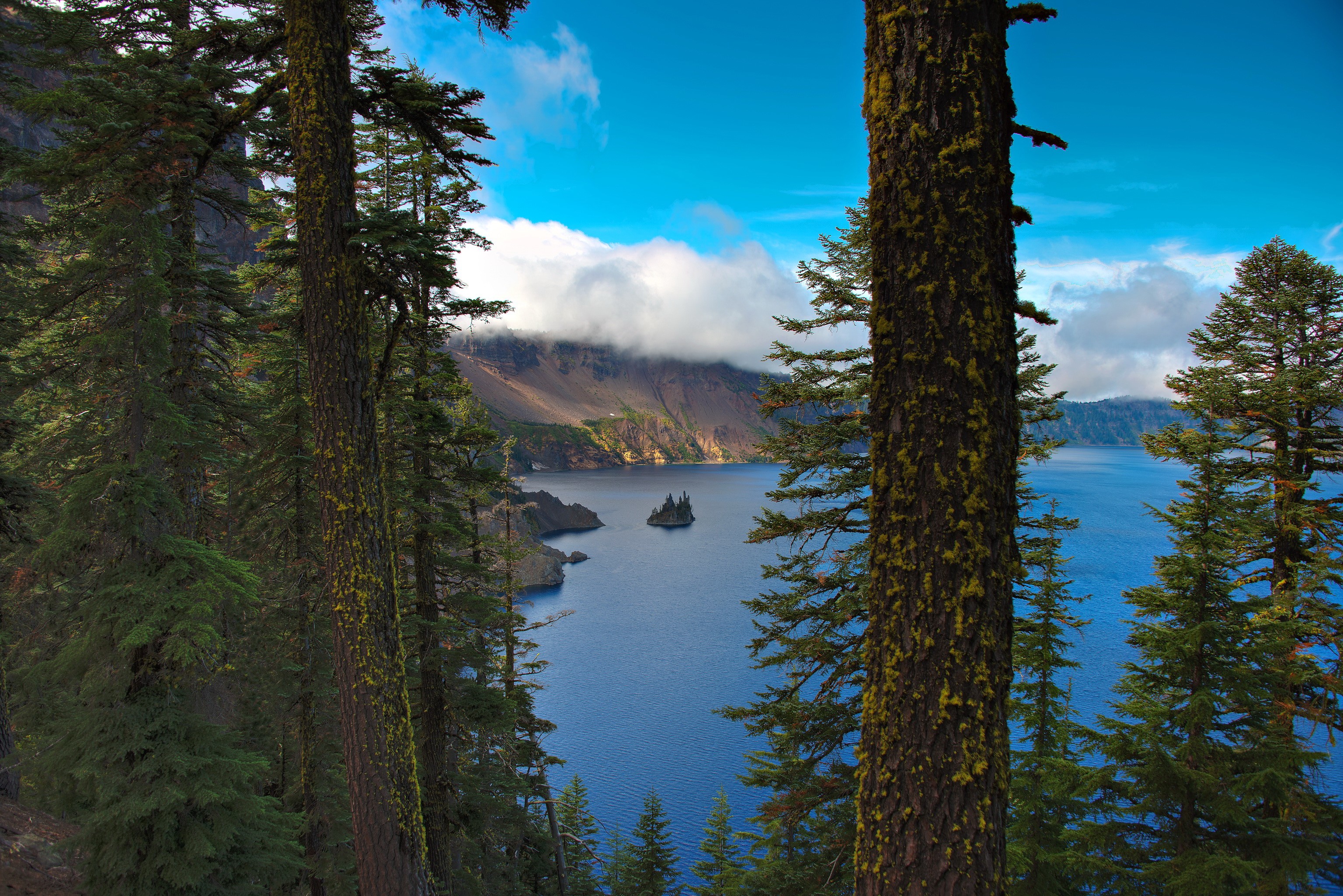 Crater Lake National Park with Wizard Island HD Wallpaper