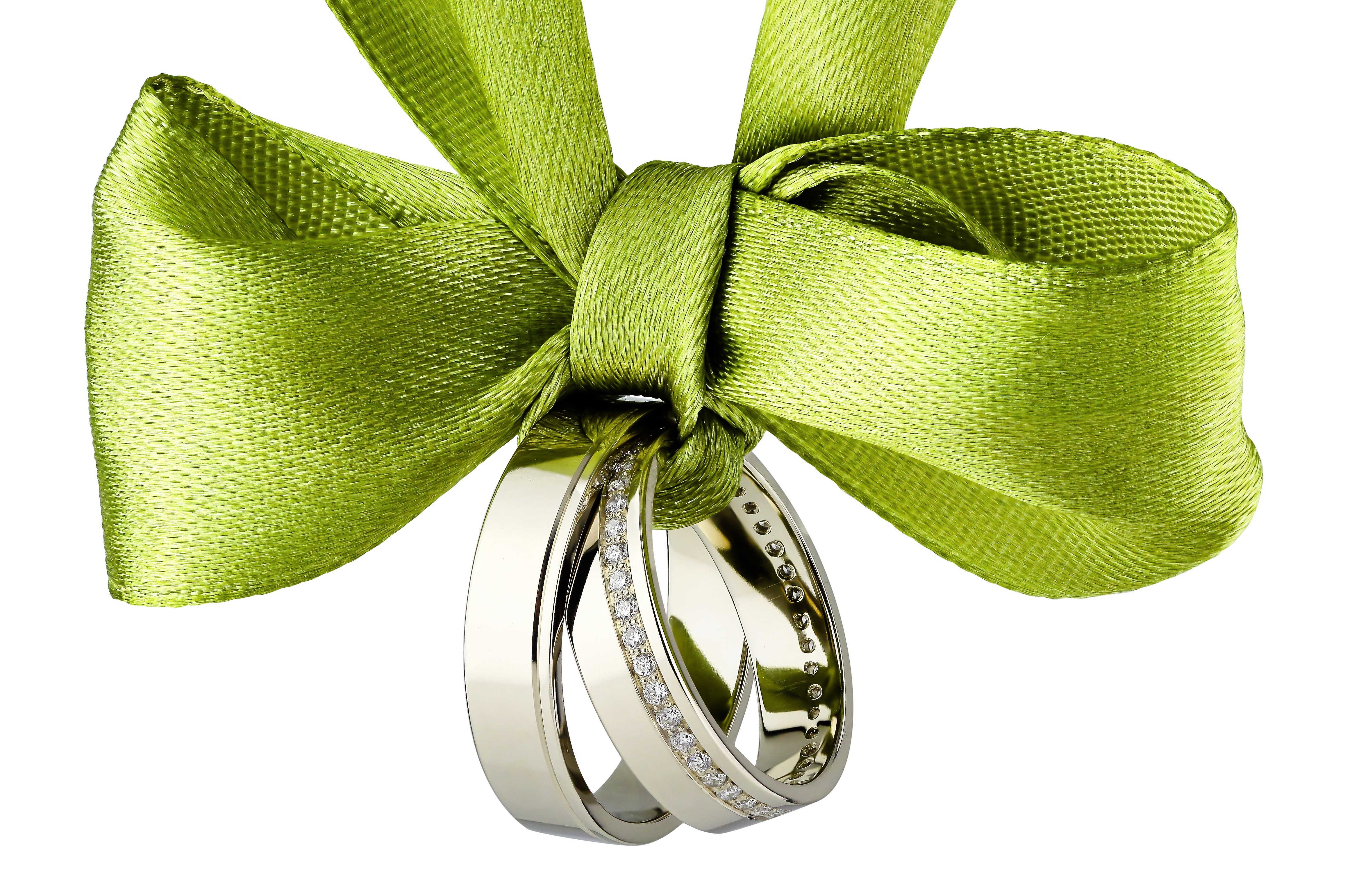 Wedding Rings Tied with Green Ribbon HD Wallpaper