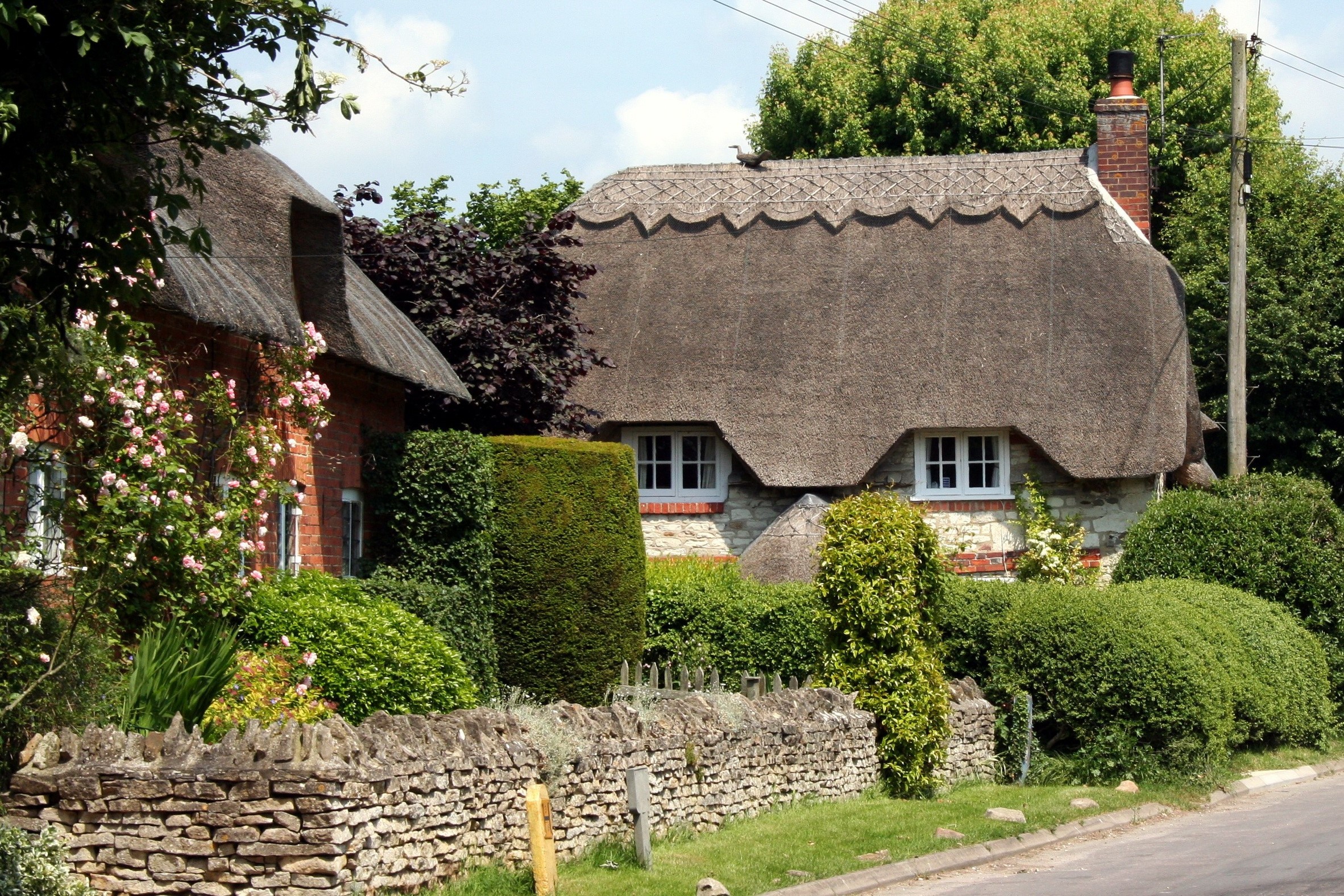 Thatched cottages in Ashbury, Oxfordshire, England HD Wallpaper