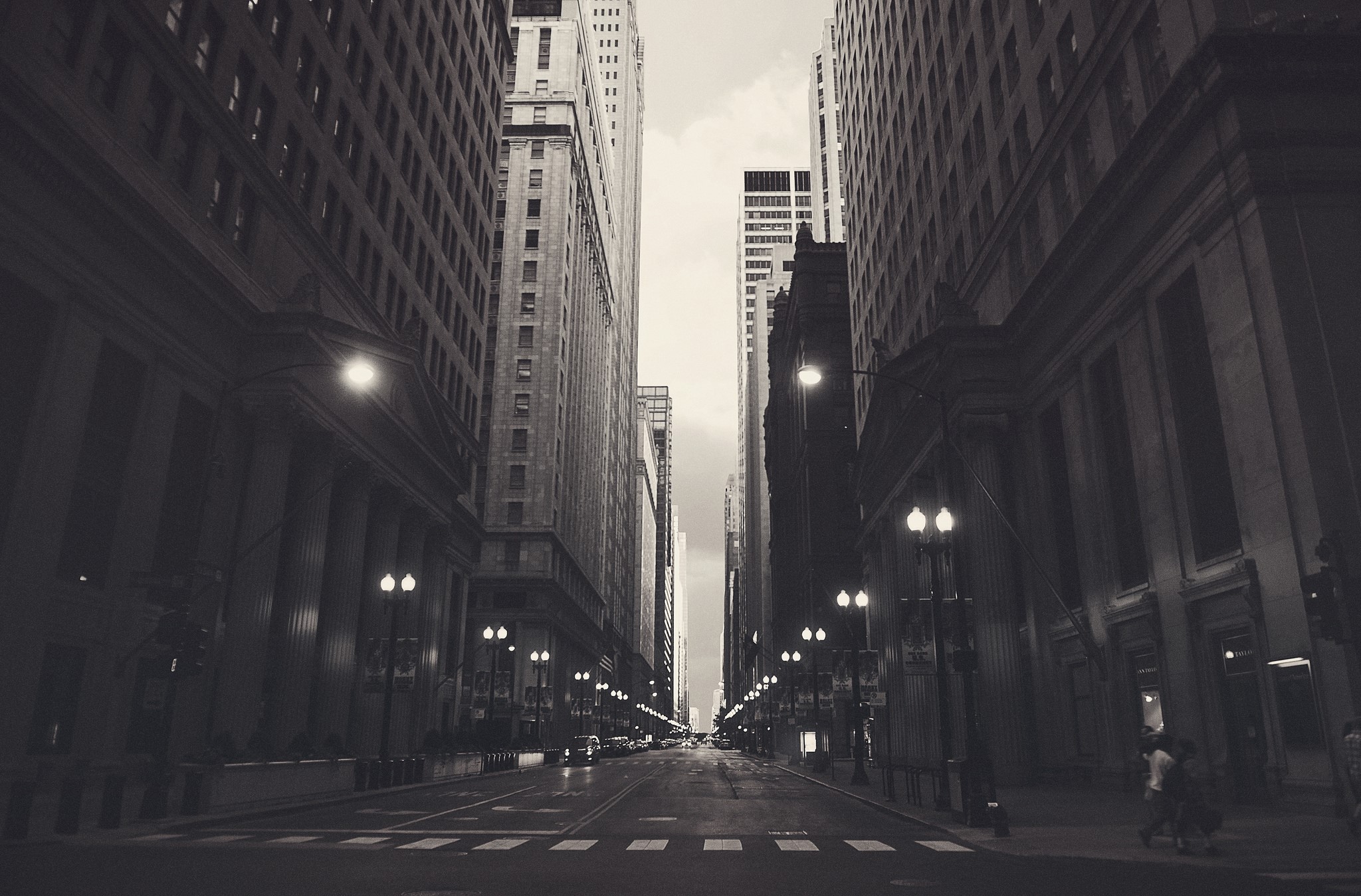 Street view of skyscrapers in Chicago, USA HD Wallpaper