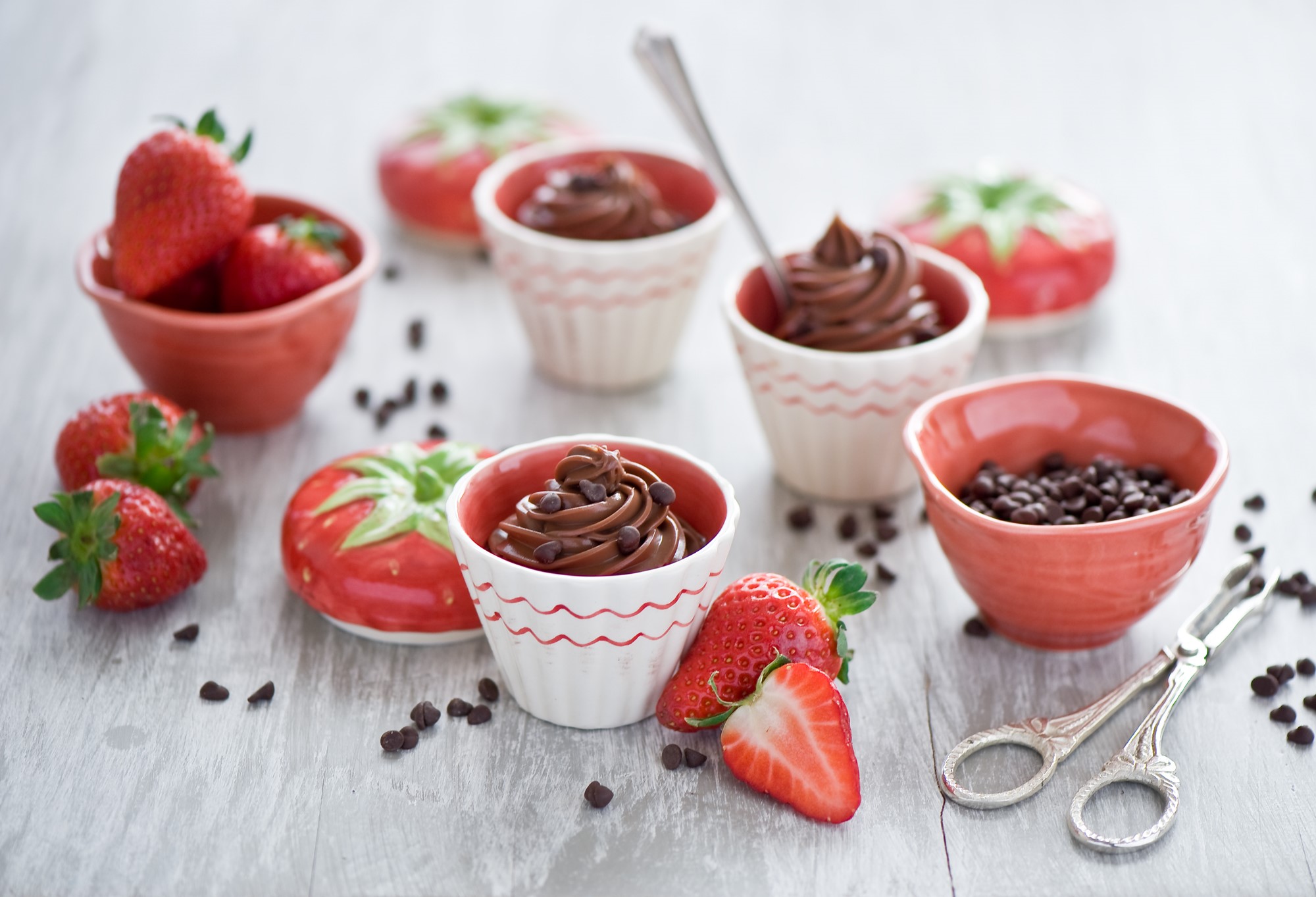 Chocolate mousse with strawberries and chocolate chips HD Wallpaper