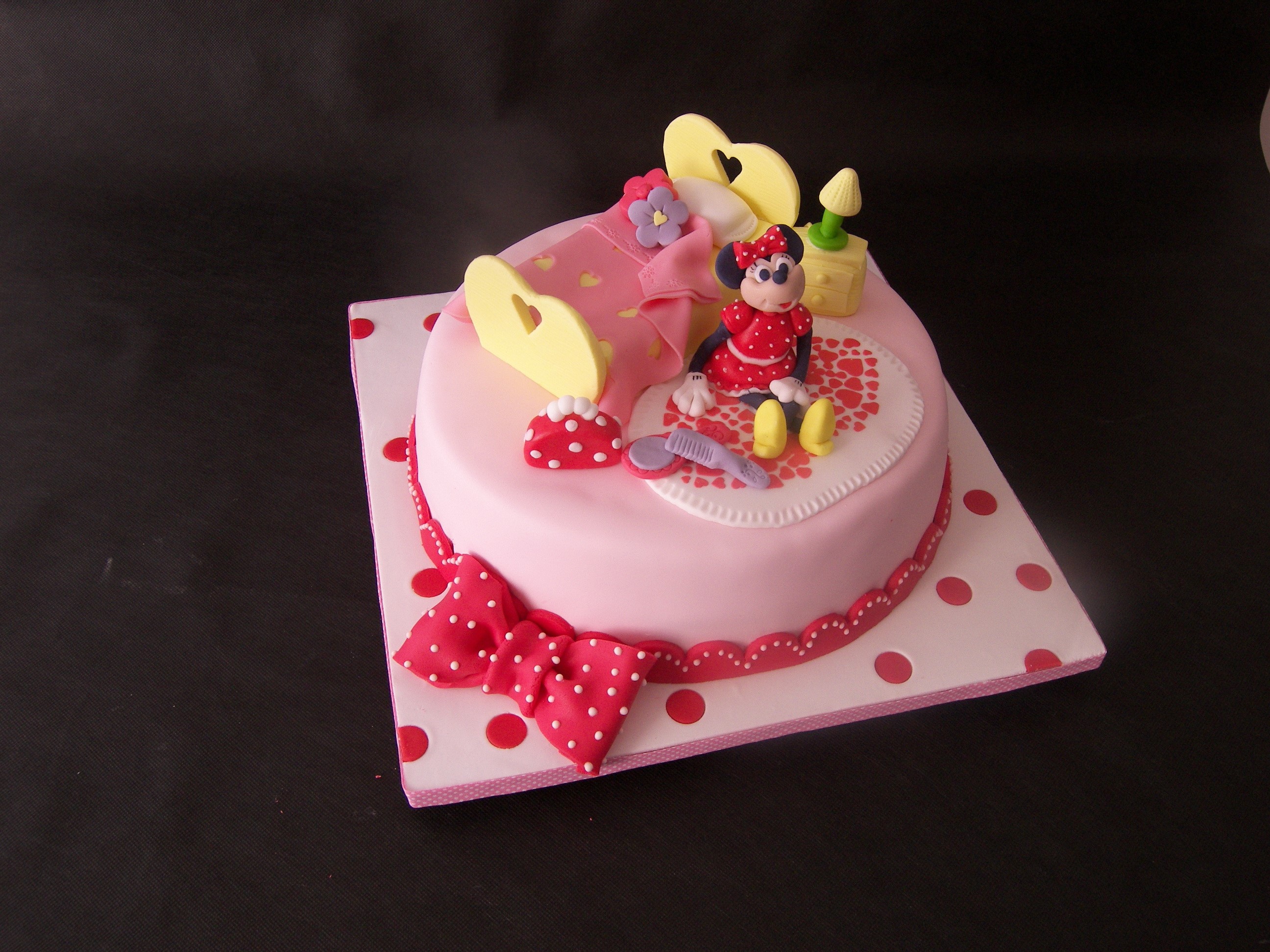 Minnie Mouse themed birthday cake HD Wallpaper