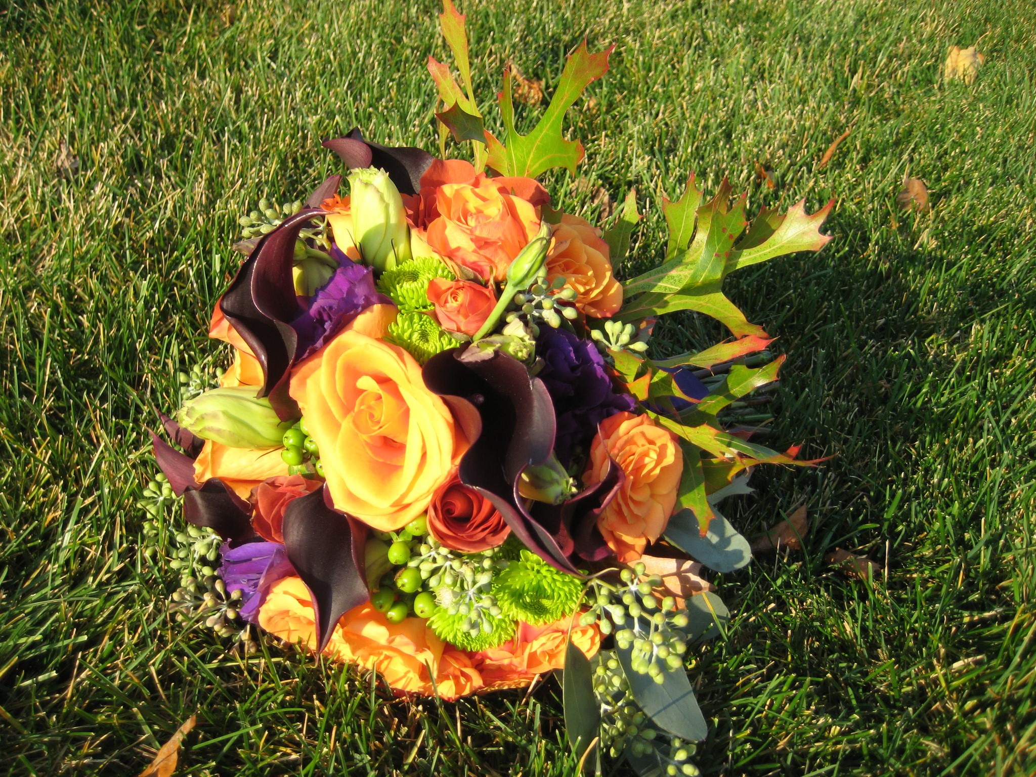 Autumn bouquet of roses and calla lilies on grass HD Wallpaper