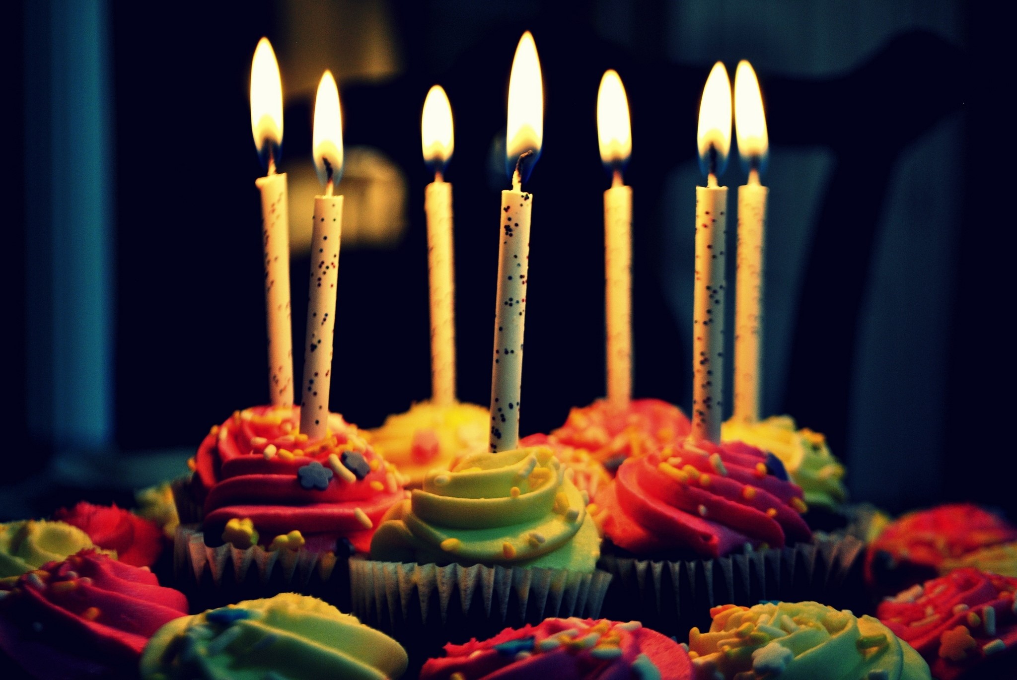 Birthday cupcakes with lit candles HD Wallpaper