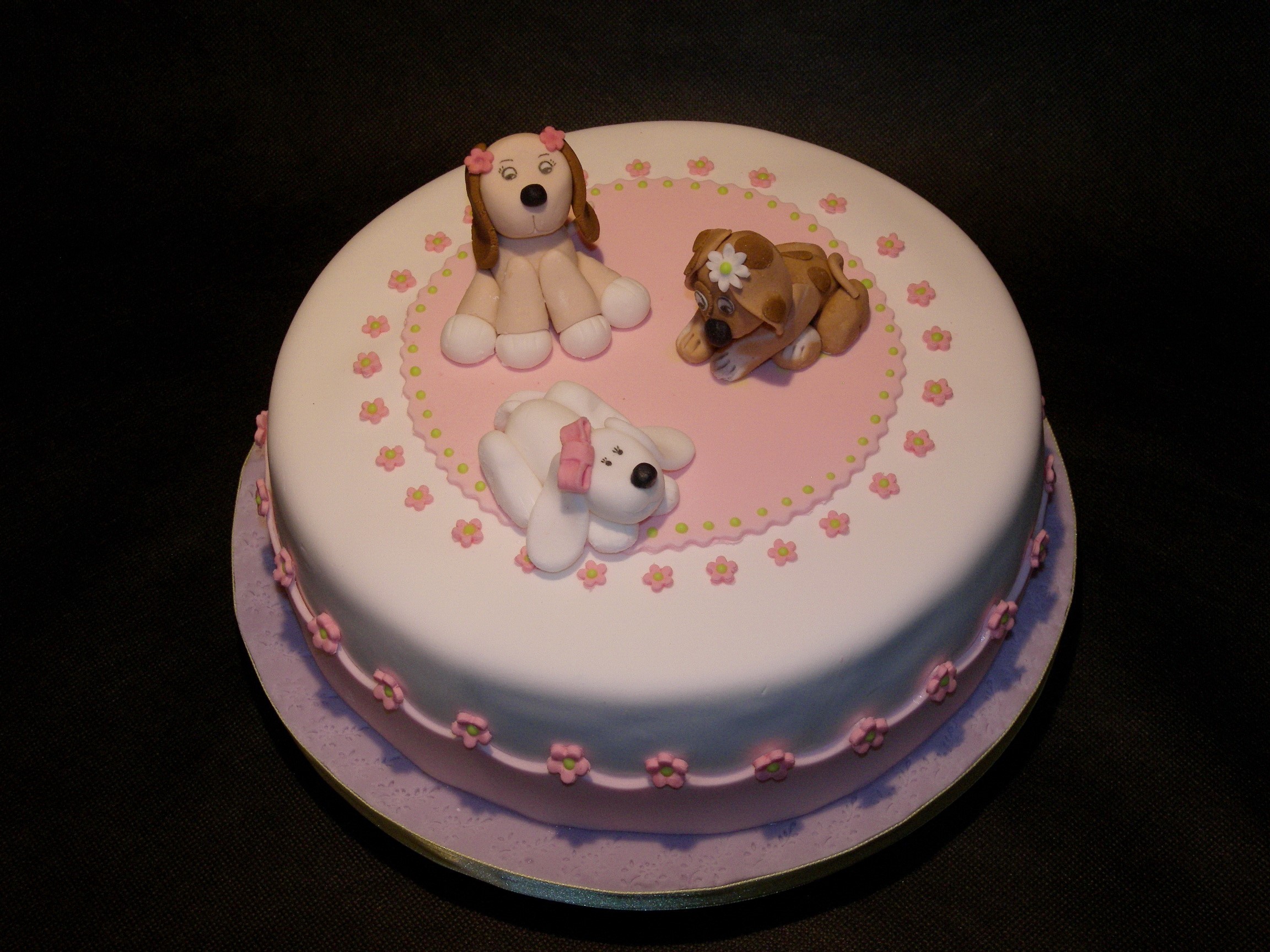 White cake with fondant dog decorations HD Wallpaper