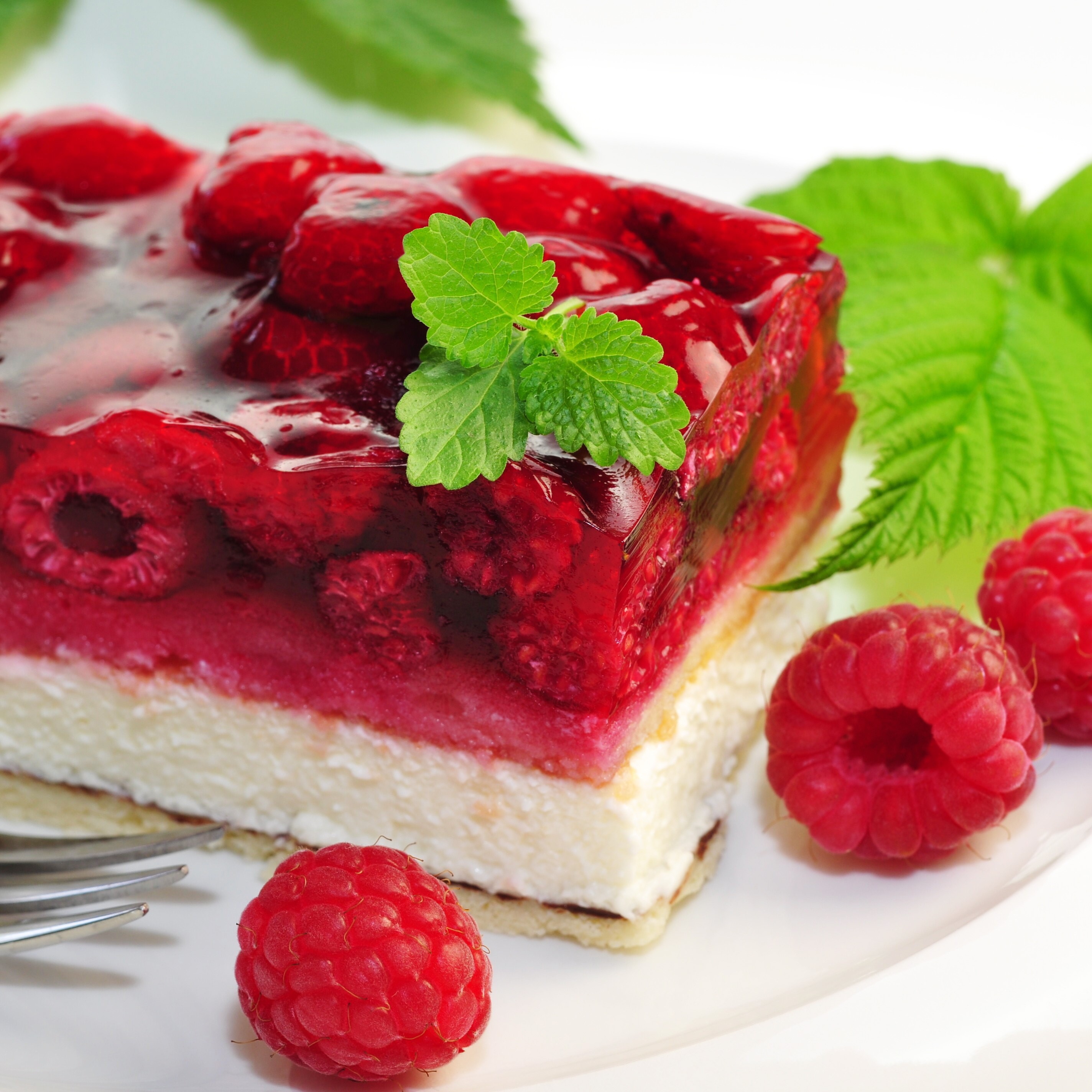Raspberry jelly cake with fresh raspberries and mint HD Wallpaper