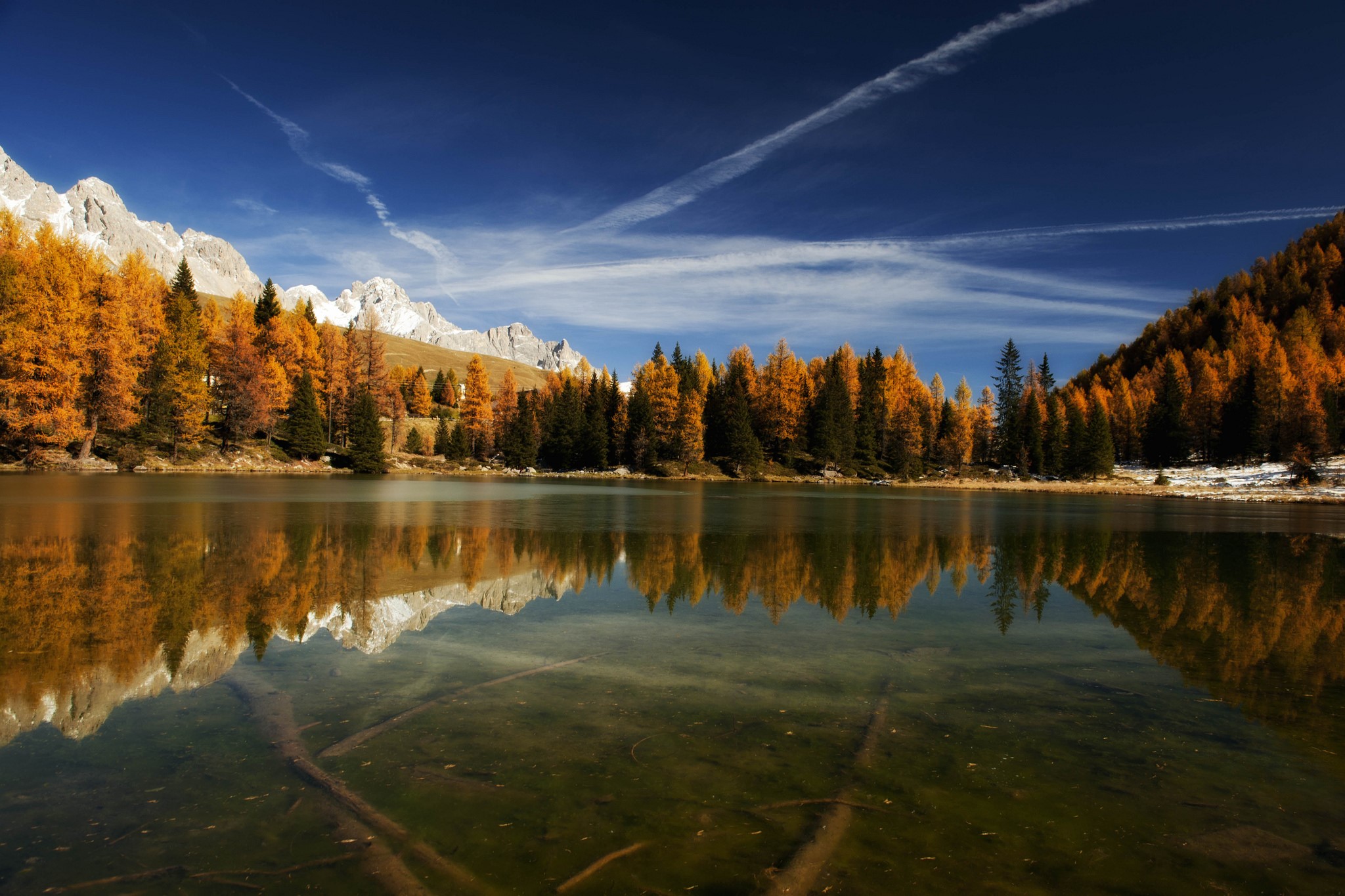 Autumn forest reflected in a mountain lake HD Wallpaper