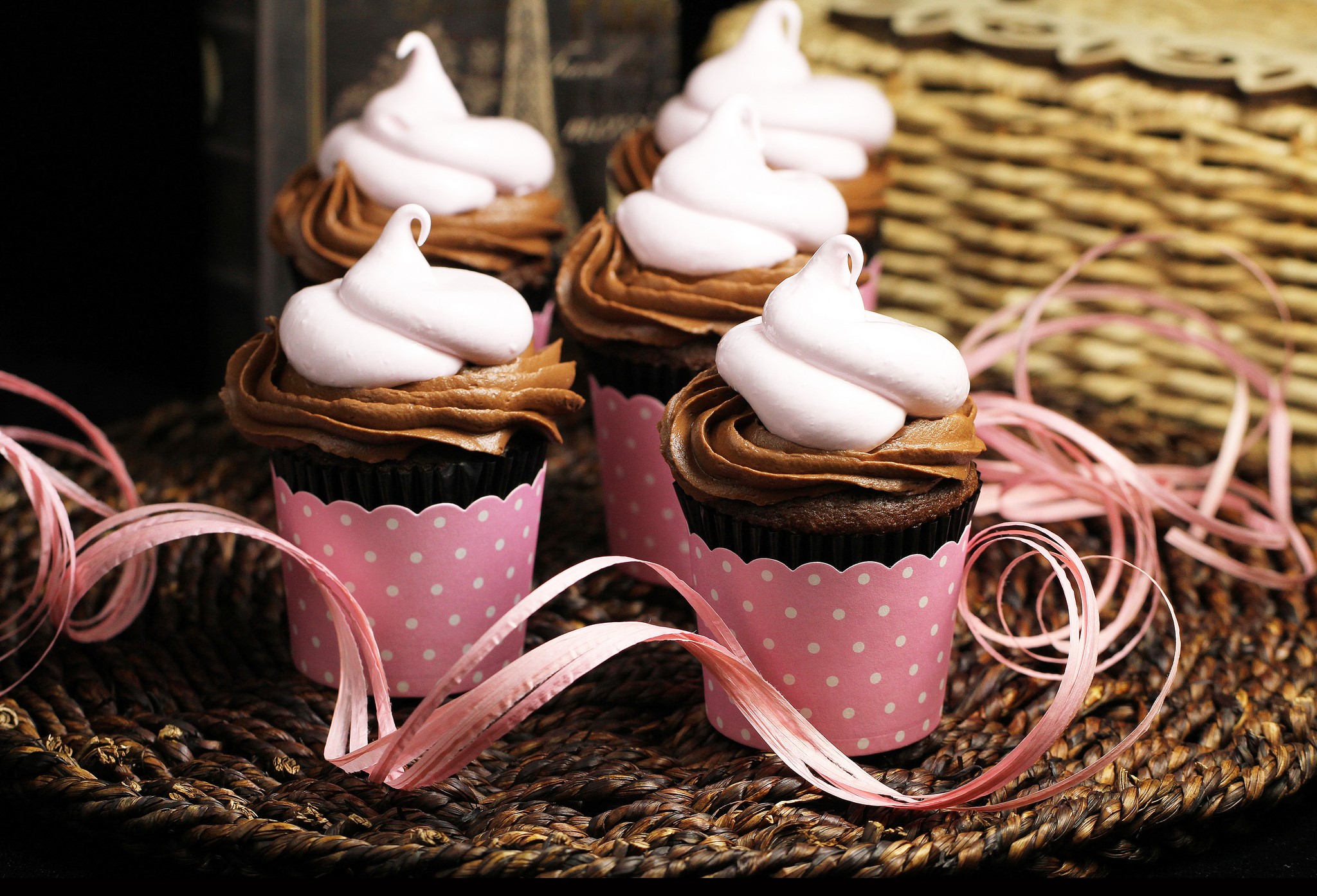 Chocolate cupcakes with pink frosting and ribbon HD Wallpaper