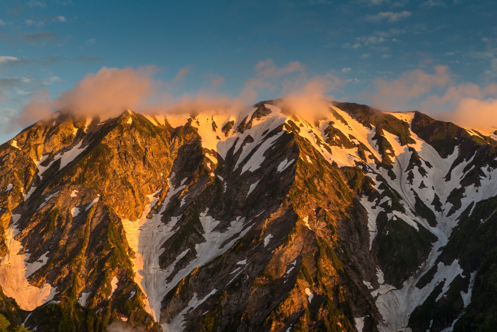 Snow-capped mountains in Japan during sunset HD Wallpaper